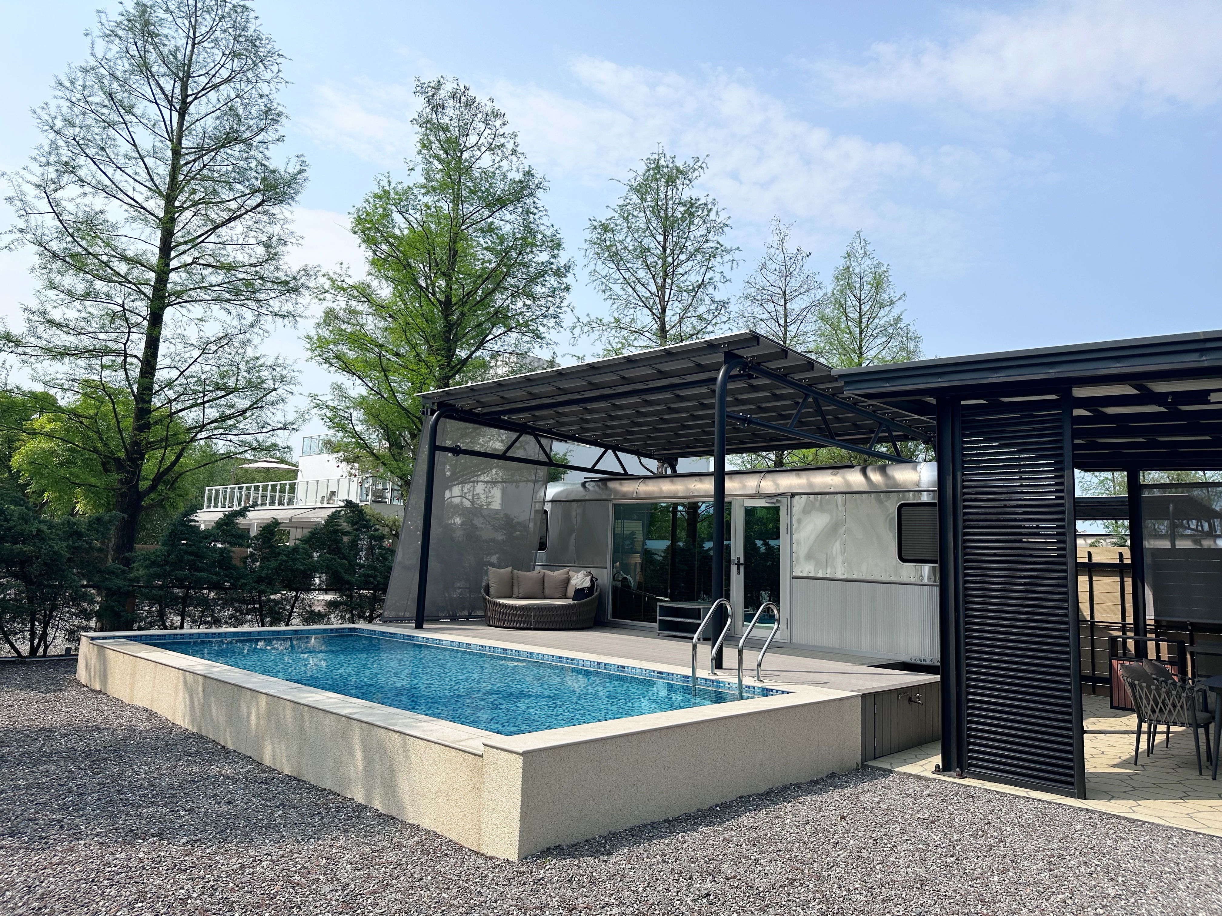 宜蘭全新隱奢度假村「LOOPLAND」，露營車配有私人泳池，打造森林裡的海島villa。