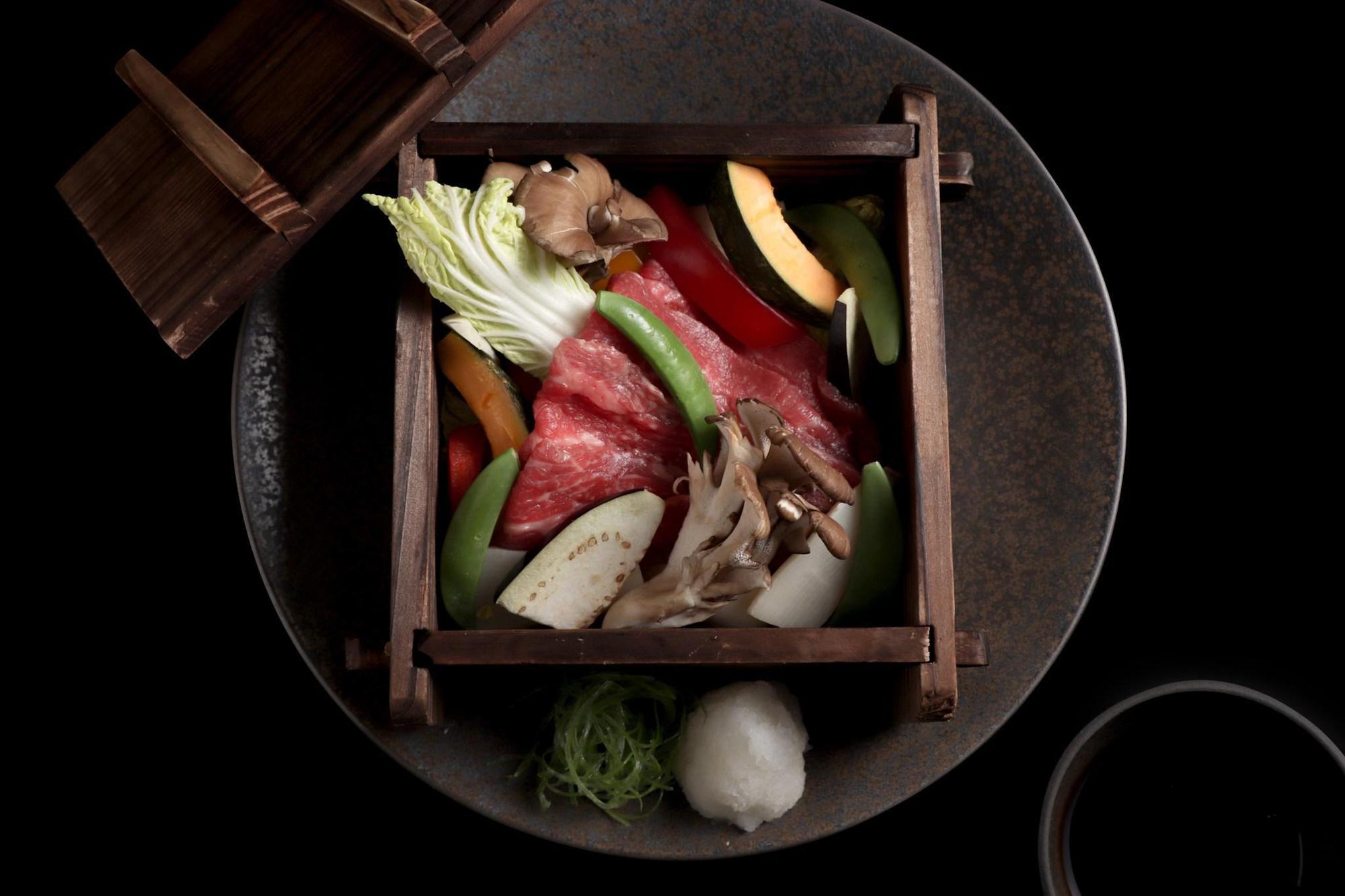 「竹蒸宮崎太陽王」鋪上滿滿和牛前胸肉片，前胸肉屬於運動量大的部位，口感不肥膩且帶有脆口感，適合燉煮，也適合切成薄片做涮涮鍋、壽喜燒。（780元／份）（和牛研究室提供）
