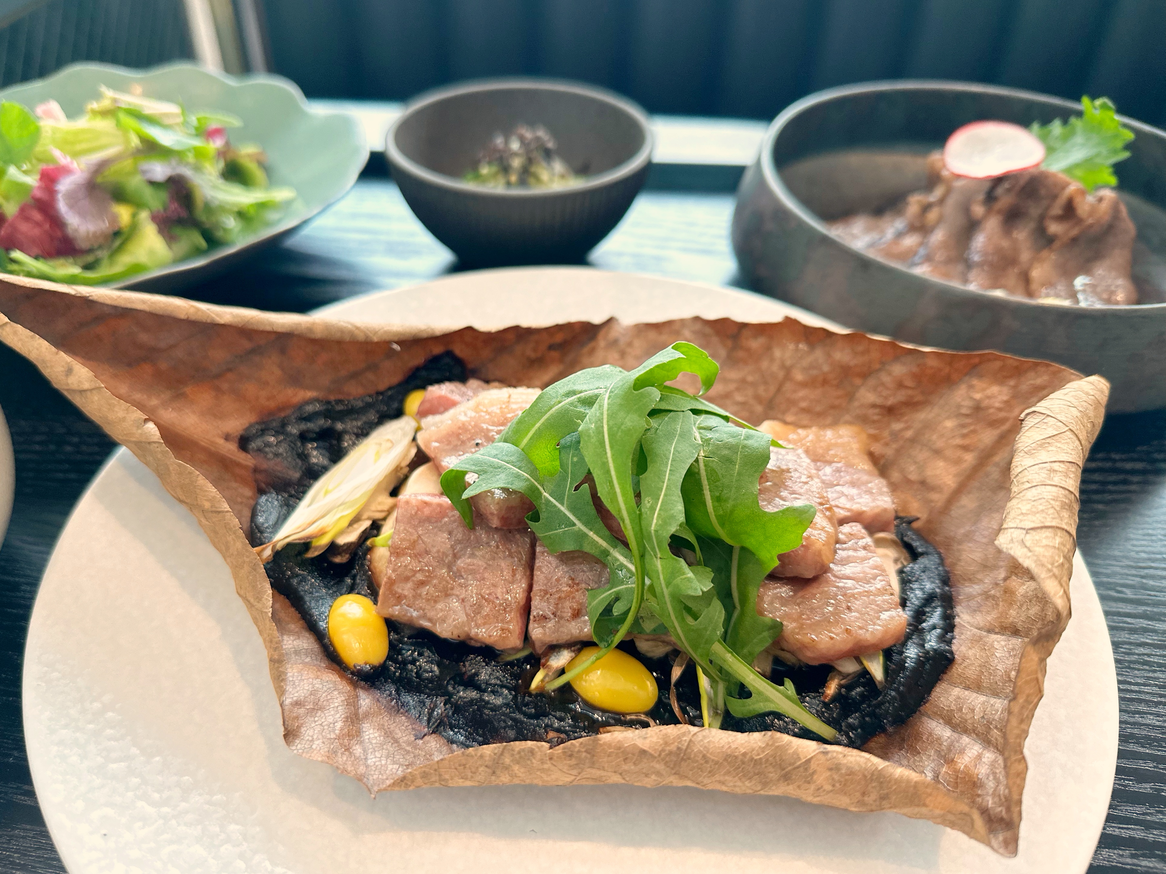 和牛主菜「和牛味噌朴葉燒」，搭配當季鮮蔬漬物、沙拉、湯品與餐後甜點的四套定食。（1,780元／份）