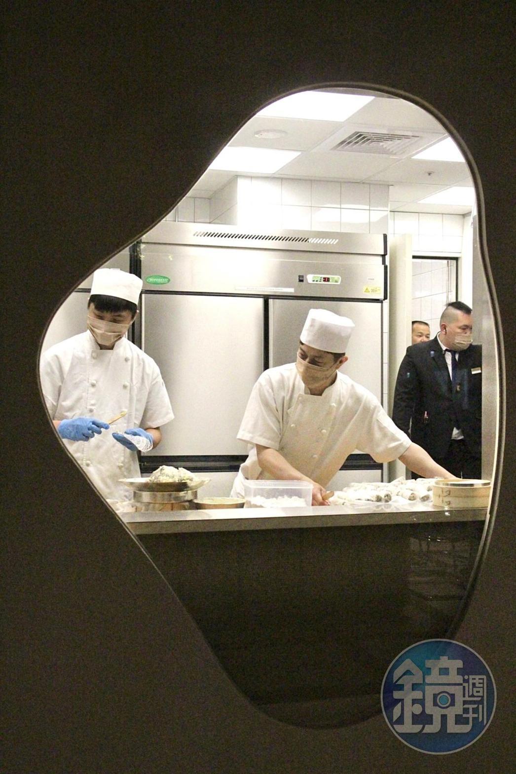 透過「華漾 DIM SUM 忠泰店」的「點心櫥窗」,可以見到點心師傅們展示職人手藝。
