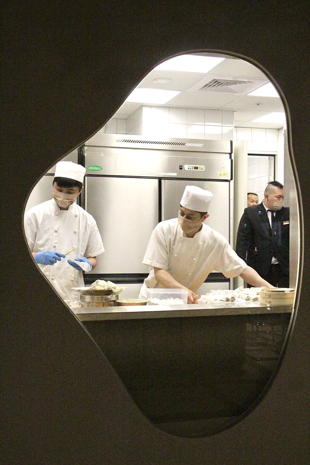透過「華漾 DIM SUM 忠泰店」的「點心櫥窗」，可以見到點心師傅們展示職人手藝。