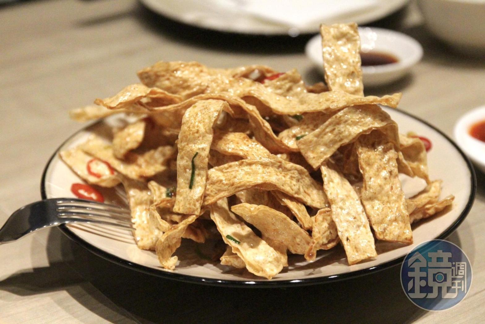 酥香脆集大成的「喼汁魚香」,涮嘴到令人想打包回家配酒。(280元/份)
