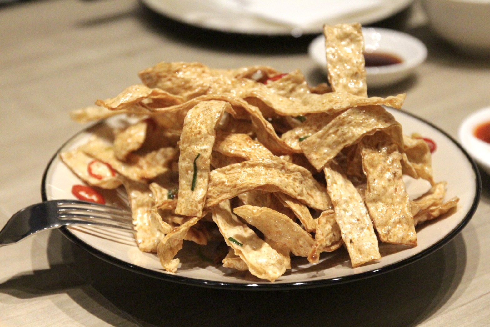 酥香脆集大成的「喼汁魚香」，涮嘴到令人想打包回家配酒。（280元／份）