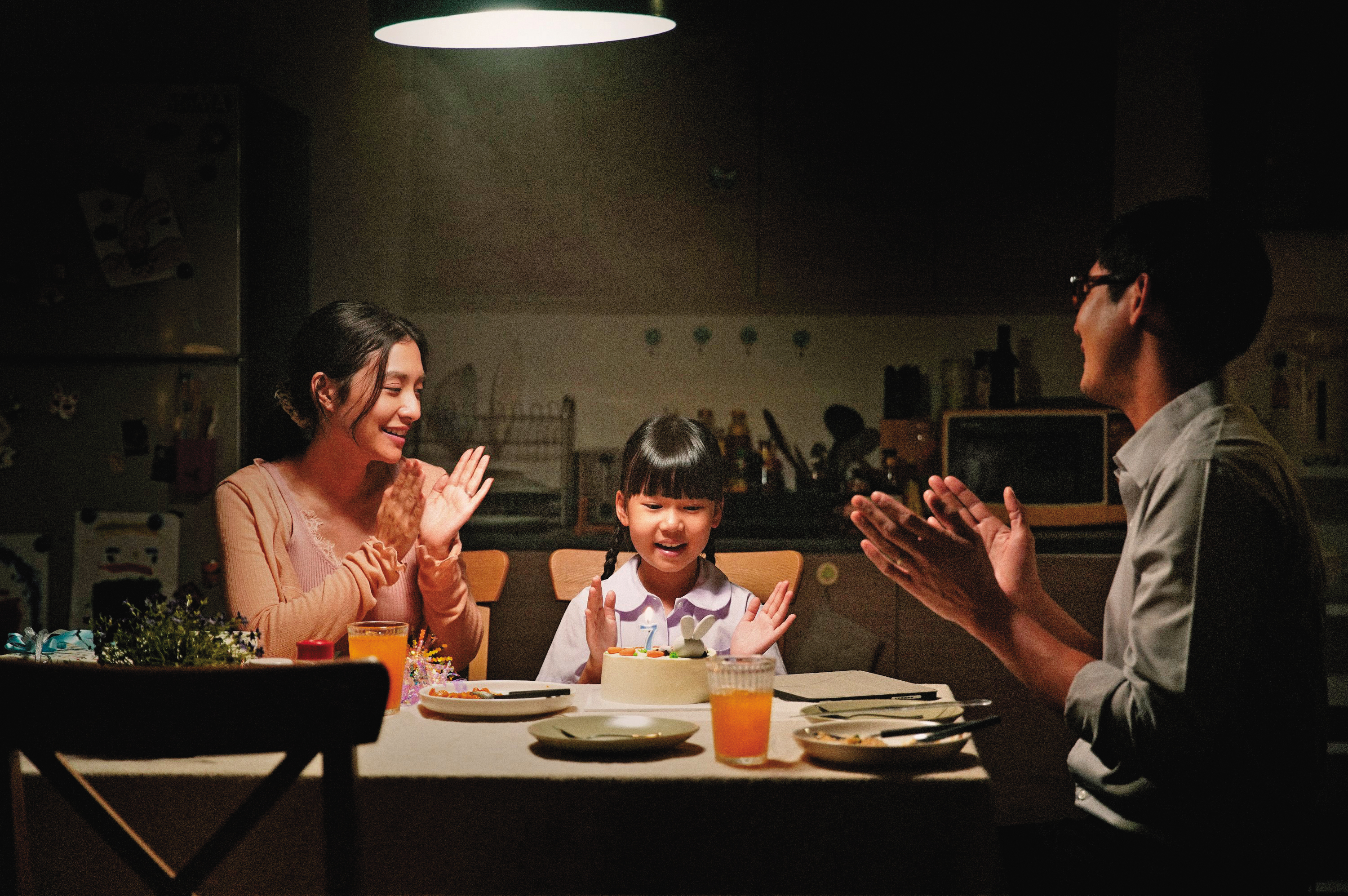 原本和樂的小家庭，在將房子出租後，丈夫卻開始出現詭異的行為，女兒也遭受邪惡力量威脅。（CATCHPLAY提供）