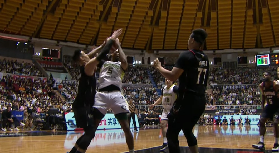 林書豪昨天出賽臉部掛彩，早早離場。（翻攝自P.LEAGUE YT頻道）