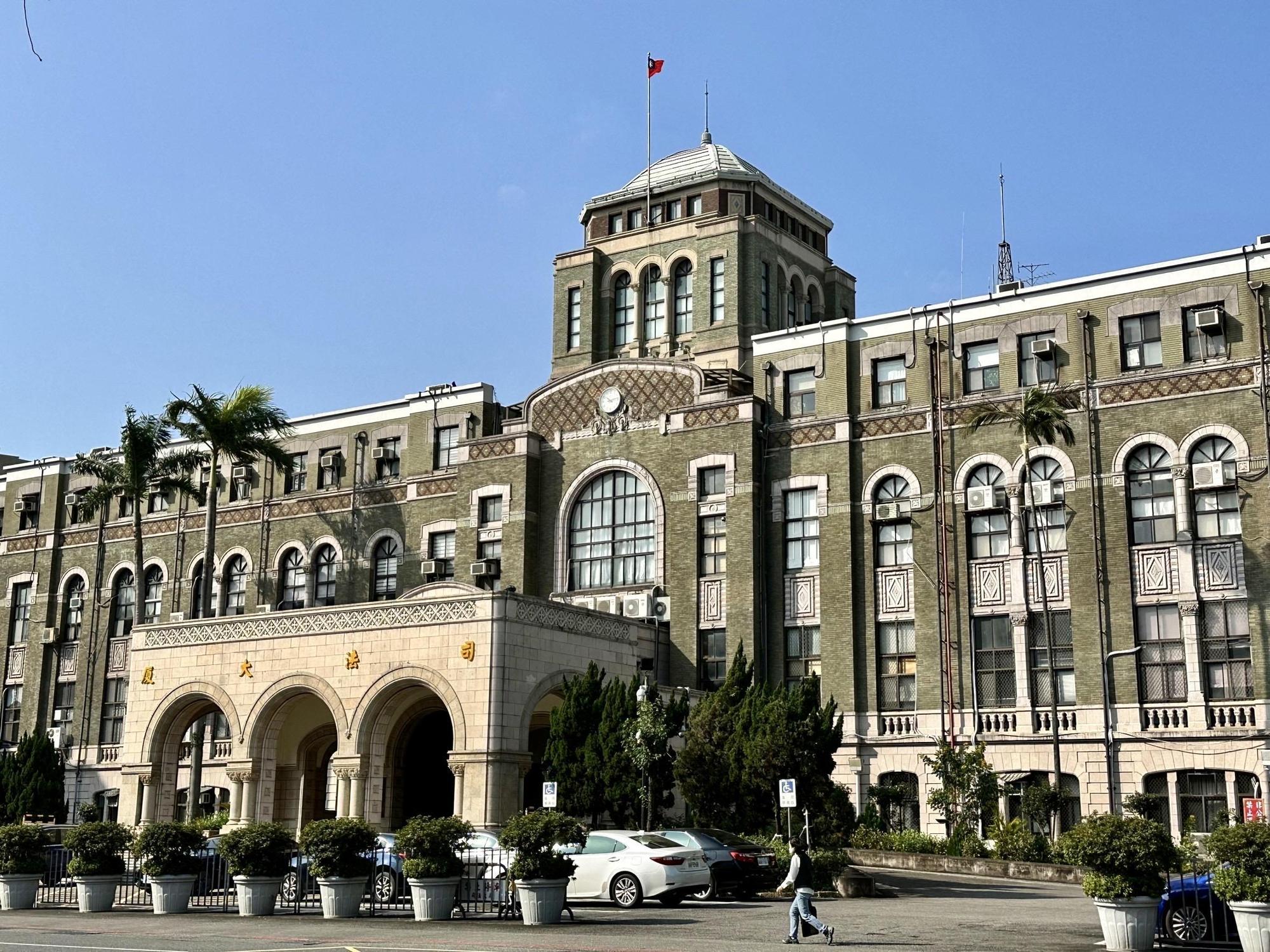 司法院懲戒法院審理姜麗香及侯弘偉法官護航性侵被告案,今判2人免職。