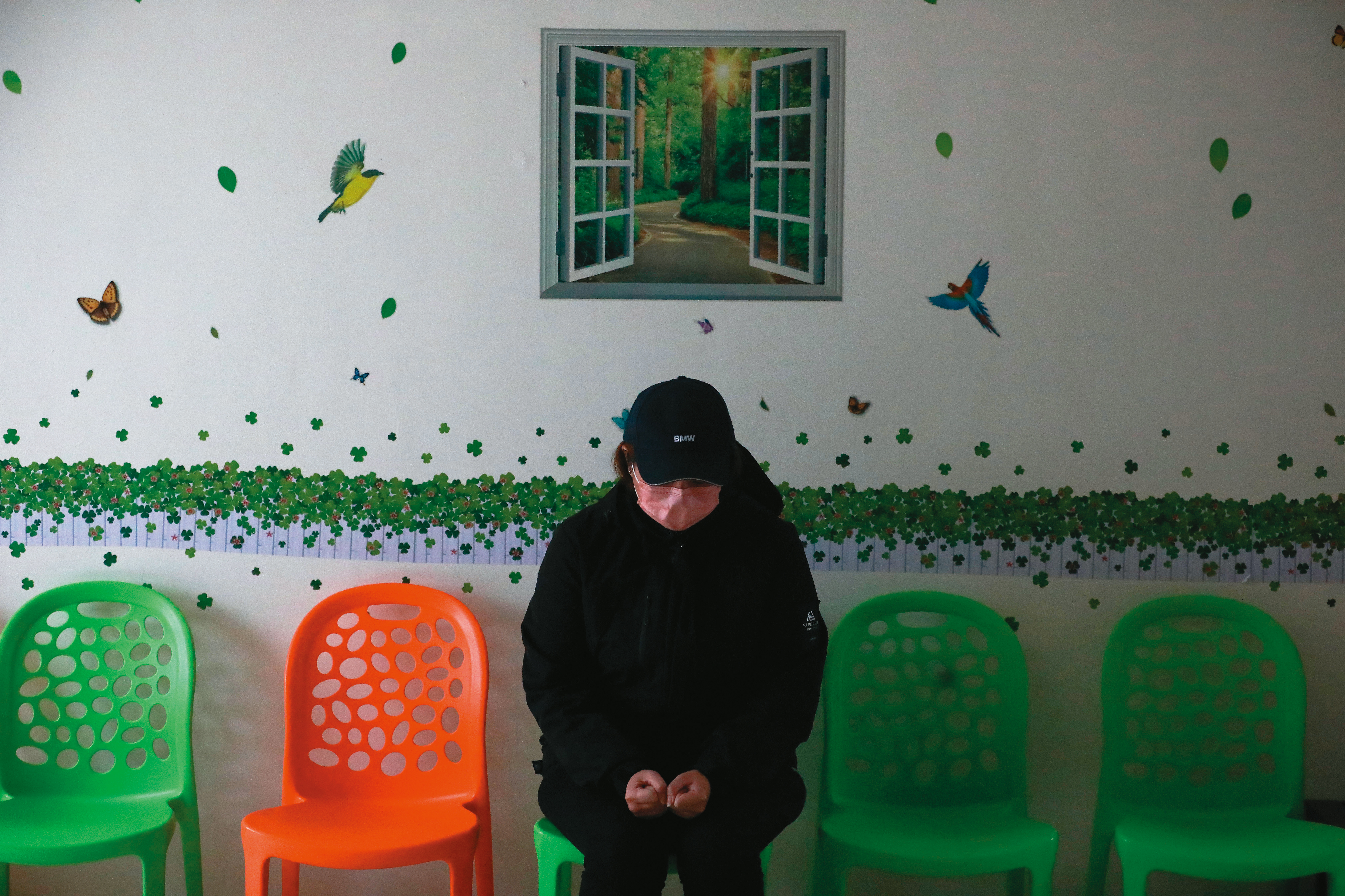 佳玲好不容易在疫情後找到工作，卻被父親車貸連累，她獨立撫養一個兒子，差點過不下去。 