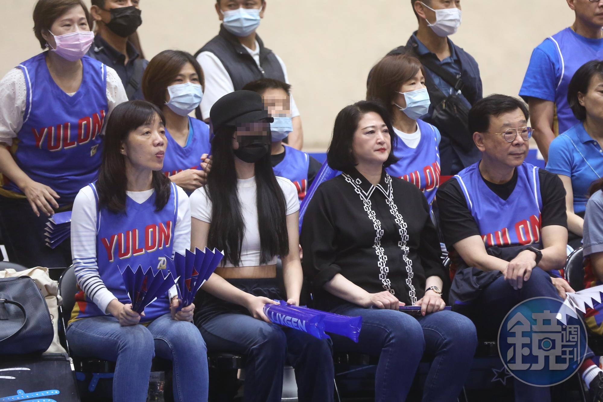 嚴陳莉蓮(前排右二)與兩個孩子(後排戴口罩男孩、身旁戴口罩女孩)一同出席晚上的男籃比賽。
