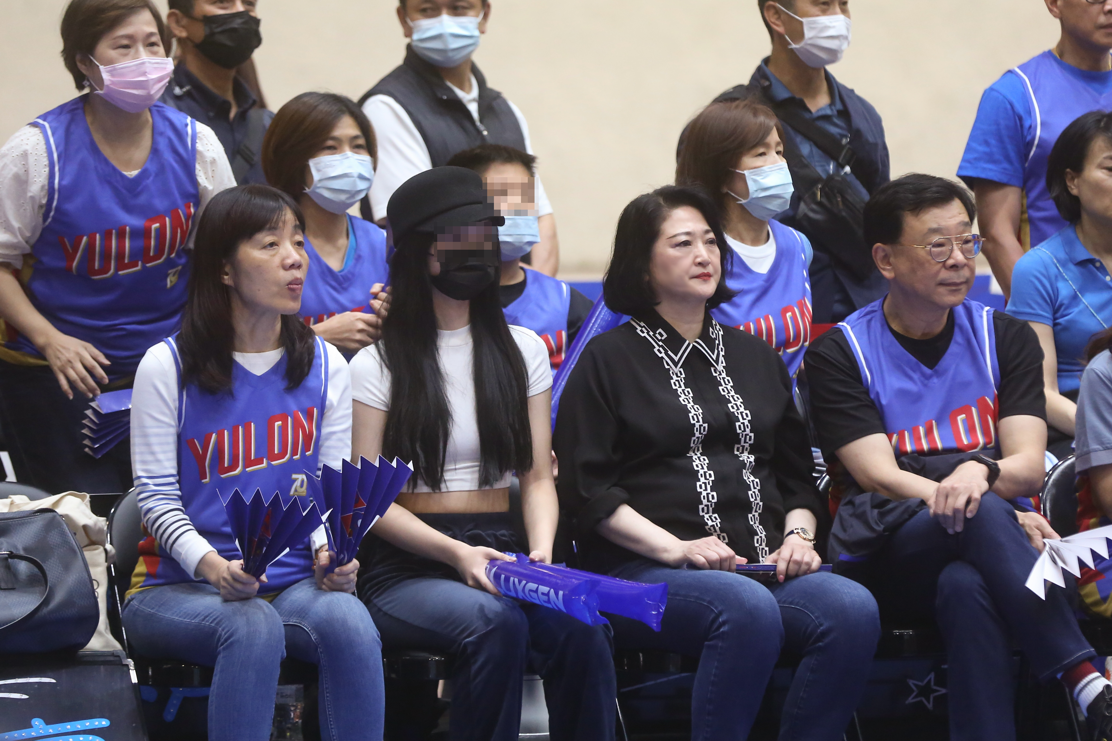 嚴陳莉蓮（前排右二）與兩個孩子（後排戴口罩男孩、身旁戴口罩女孩）一同出席晚上的男籃比賽。