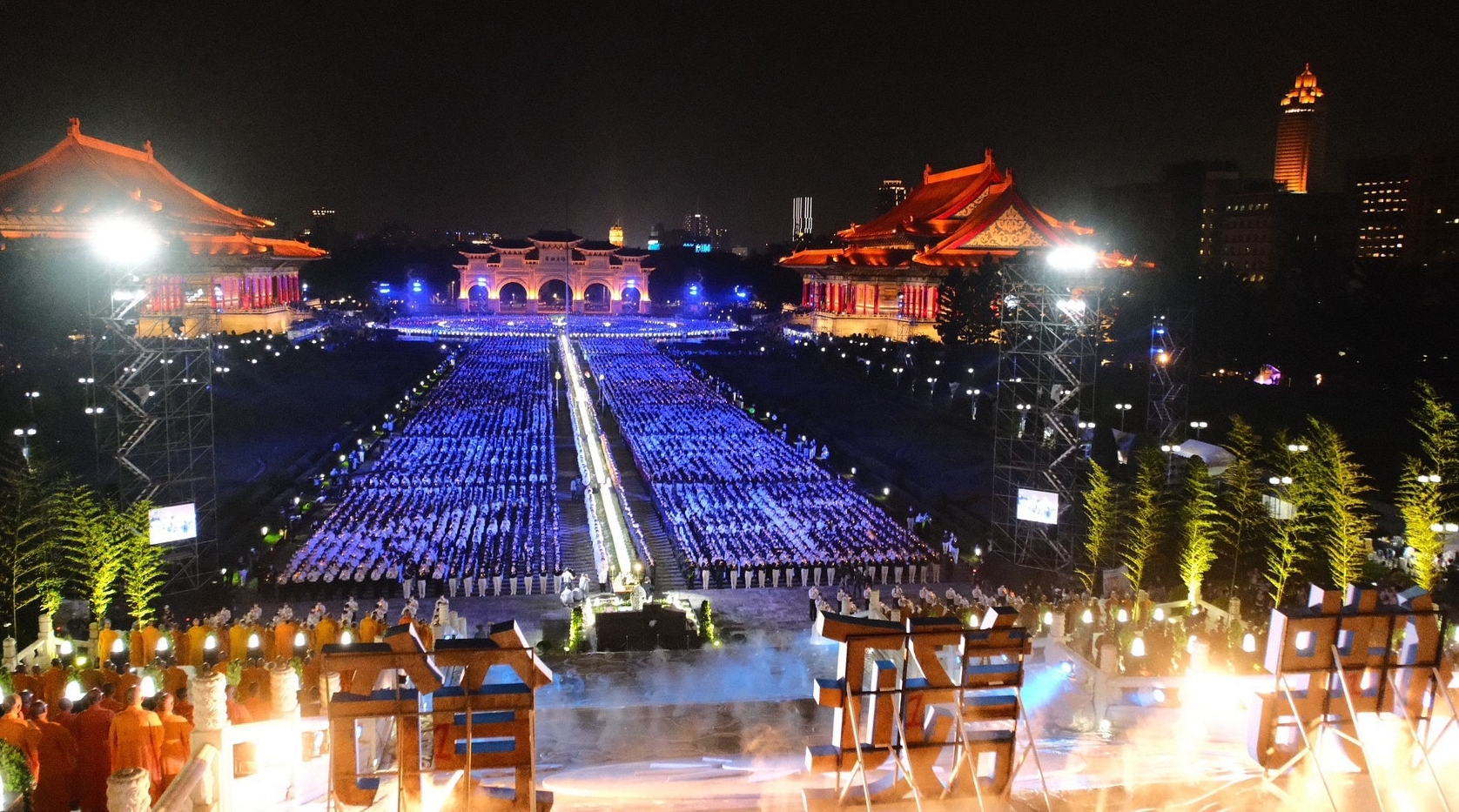 慈濟基金會於昨（14日）晚上在臺北市中正紀念堂舉辦「2023年佛誕浴佛孝親感恩祈福會」，總統蔡英文也到場。（慈濟基金會提供）