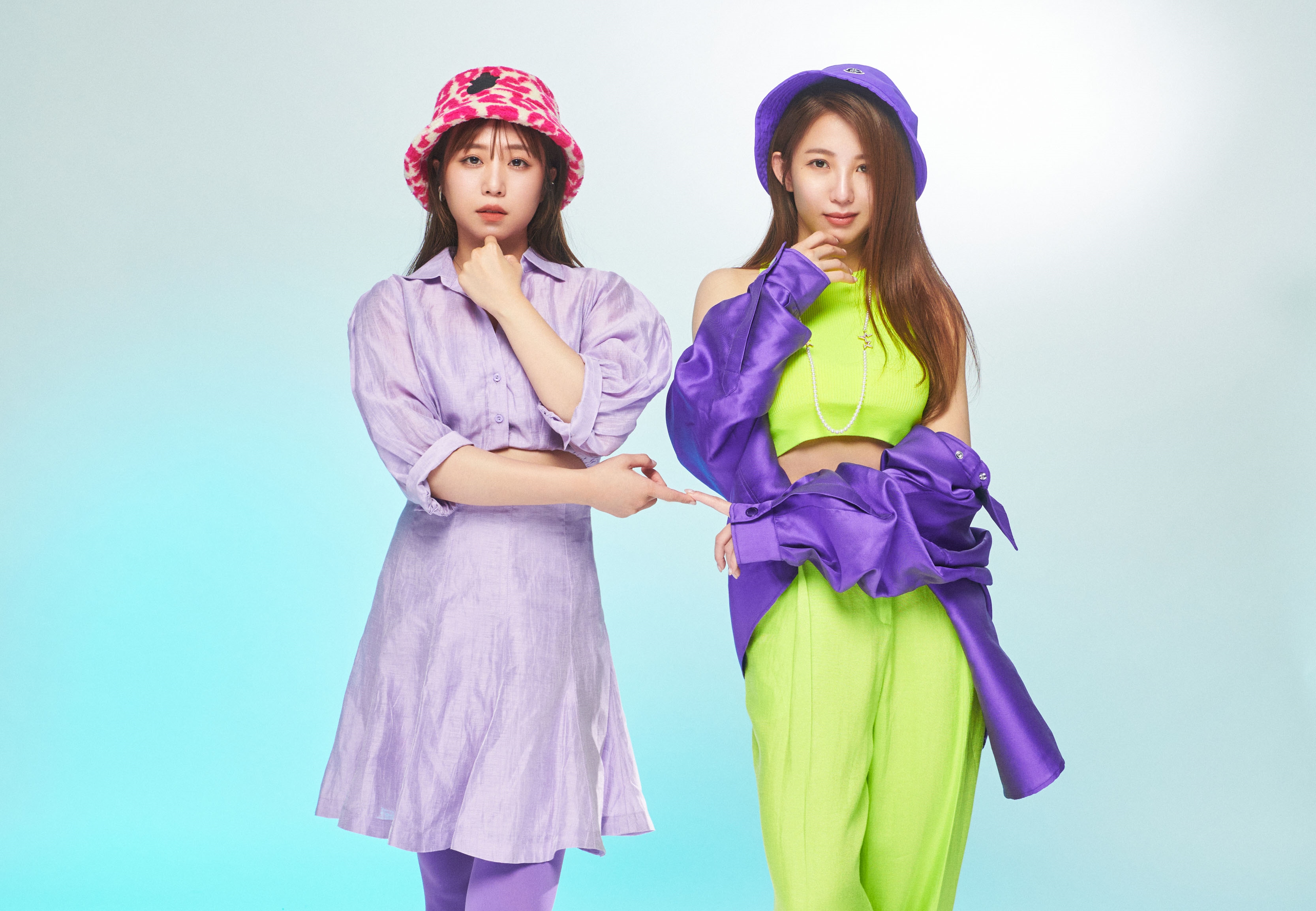 鄭茵聲（左）、郭書瑤（右）一起上網路節目錄影。（TVBS提供）