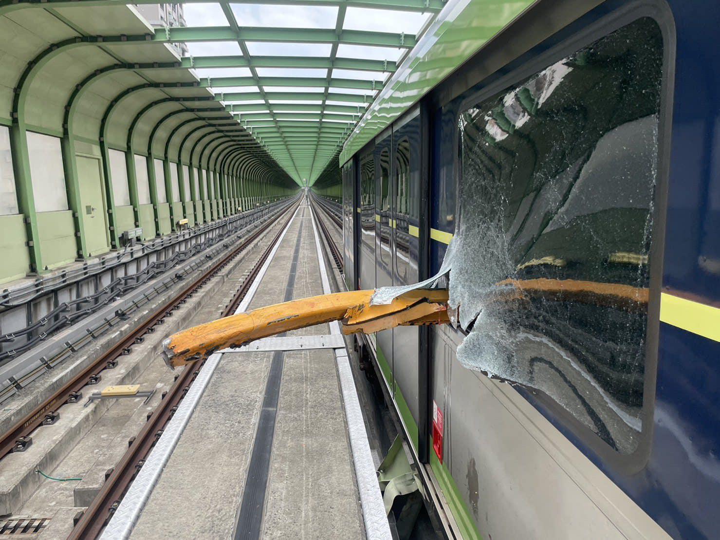 台中捷運軌道遭吊臂砸中，造成列車撞上釀1死10傷，台中市議員江肇國痛批處理應變荒腔走板。（翻攝畫面）