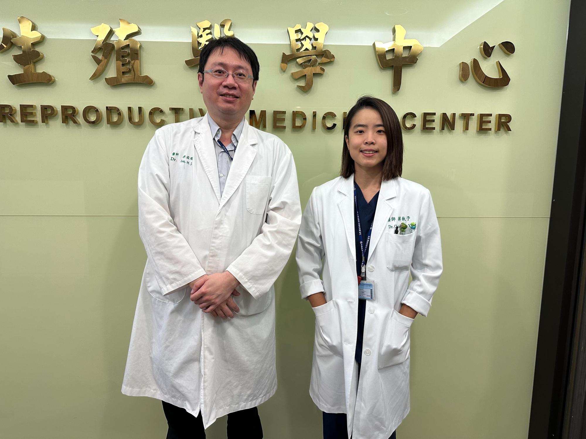 中國醫藥大學新竹附設醫院生殖醫學中心主任李孟儒（左）、婦產科醫師蔣執予（右）。（中國醫藥大學新竹附設醫院提供）