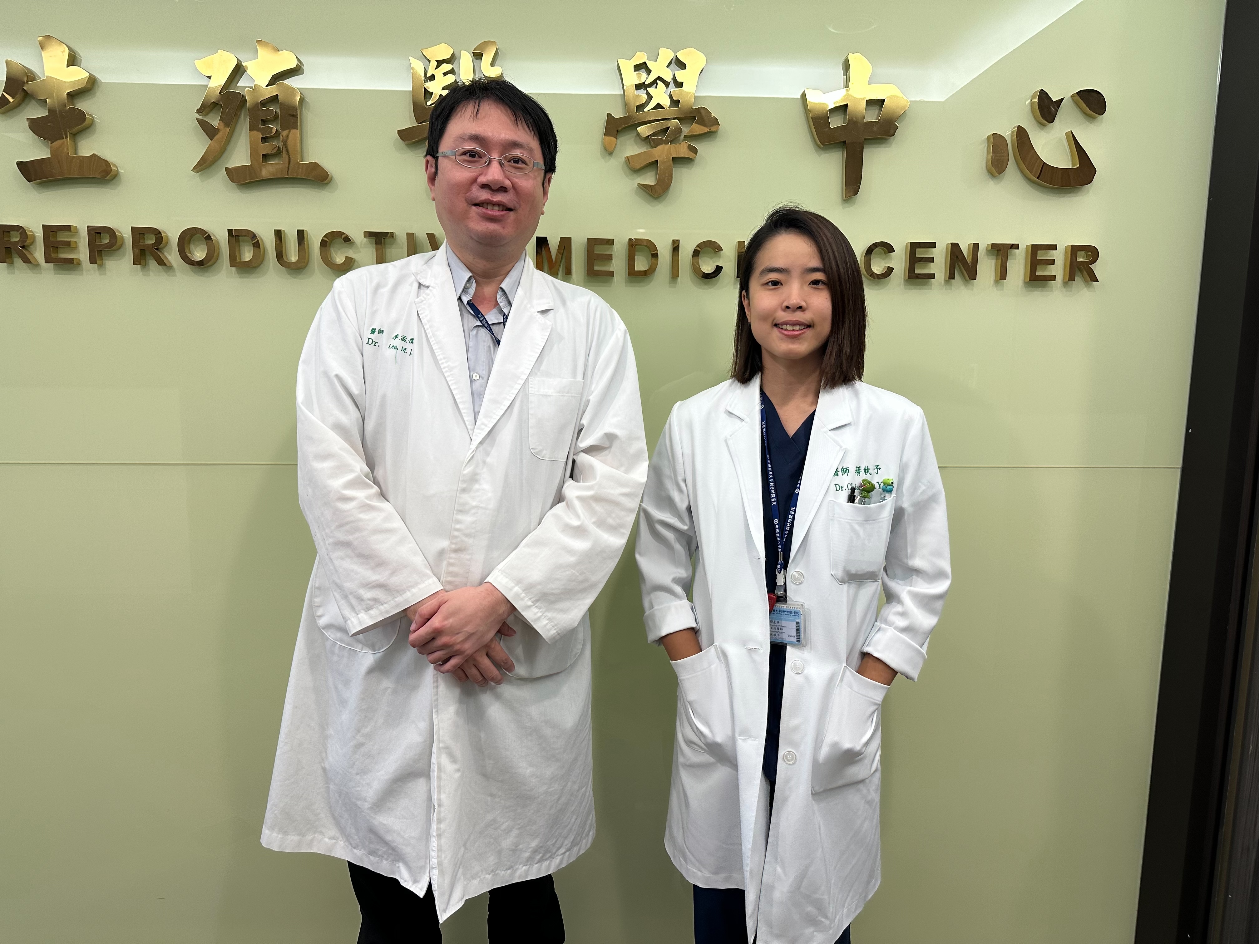 中國醫藥大學新竹附設醫院生殖醫學中心主任李孟儒(左)、婦產科醫師蔣執予(右)。(中國醫藥大學新竹附設醫院提供)