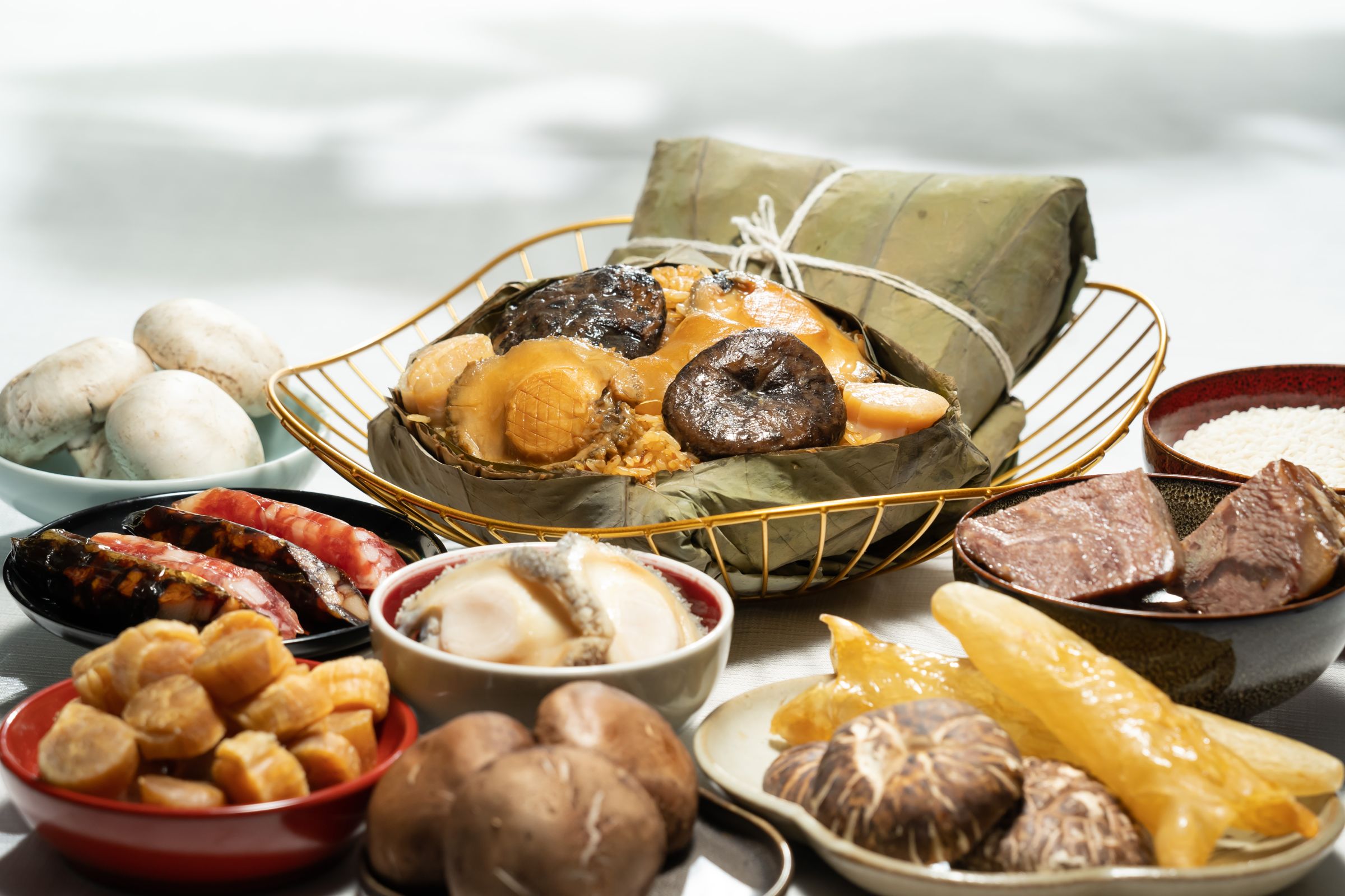 「頂級鮑魚粽」嚴選頂級食材,經過繁複的烹調過程,將食材風味包裹於粽葉中,香氣四溢。