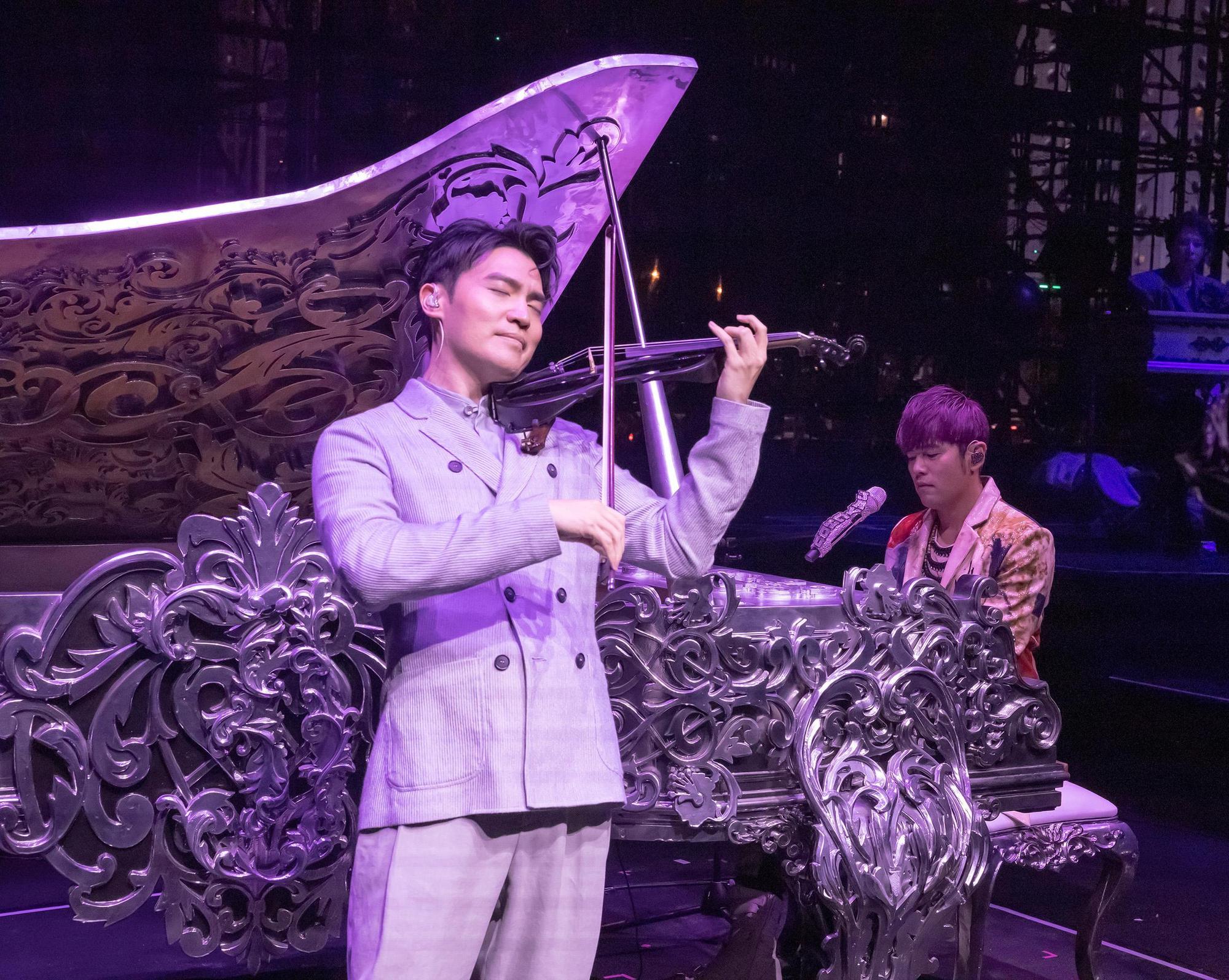 知名小提琴家陳銳(Ray Chen)在最後兩場擔任嘉賓,與周杰倫搭檔演出。(杰威爾提供)