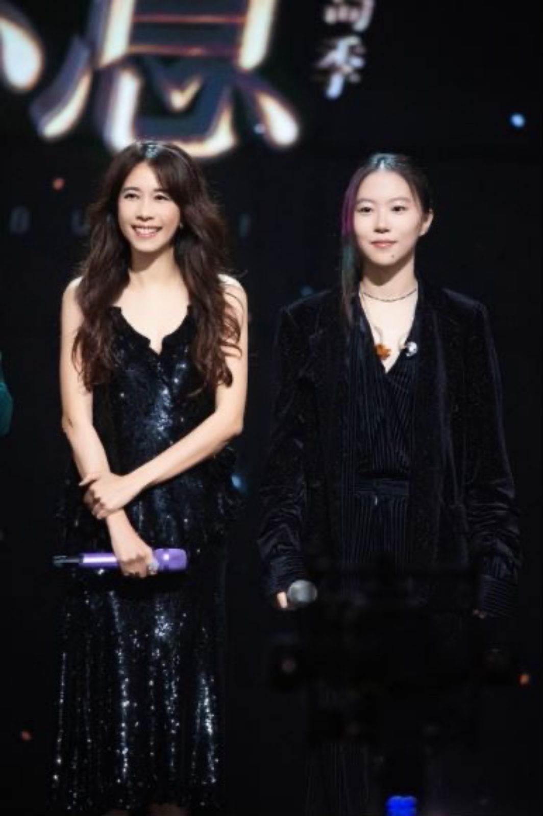 莫文蔚與王菲女兒竇靖童合唱,以不同唱腔演唱孫燕姿的〈天黑黑〉。(莫家寶貝工作室提供)