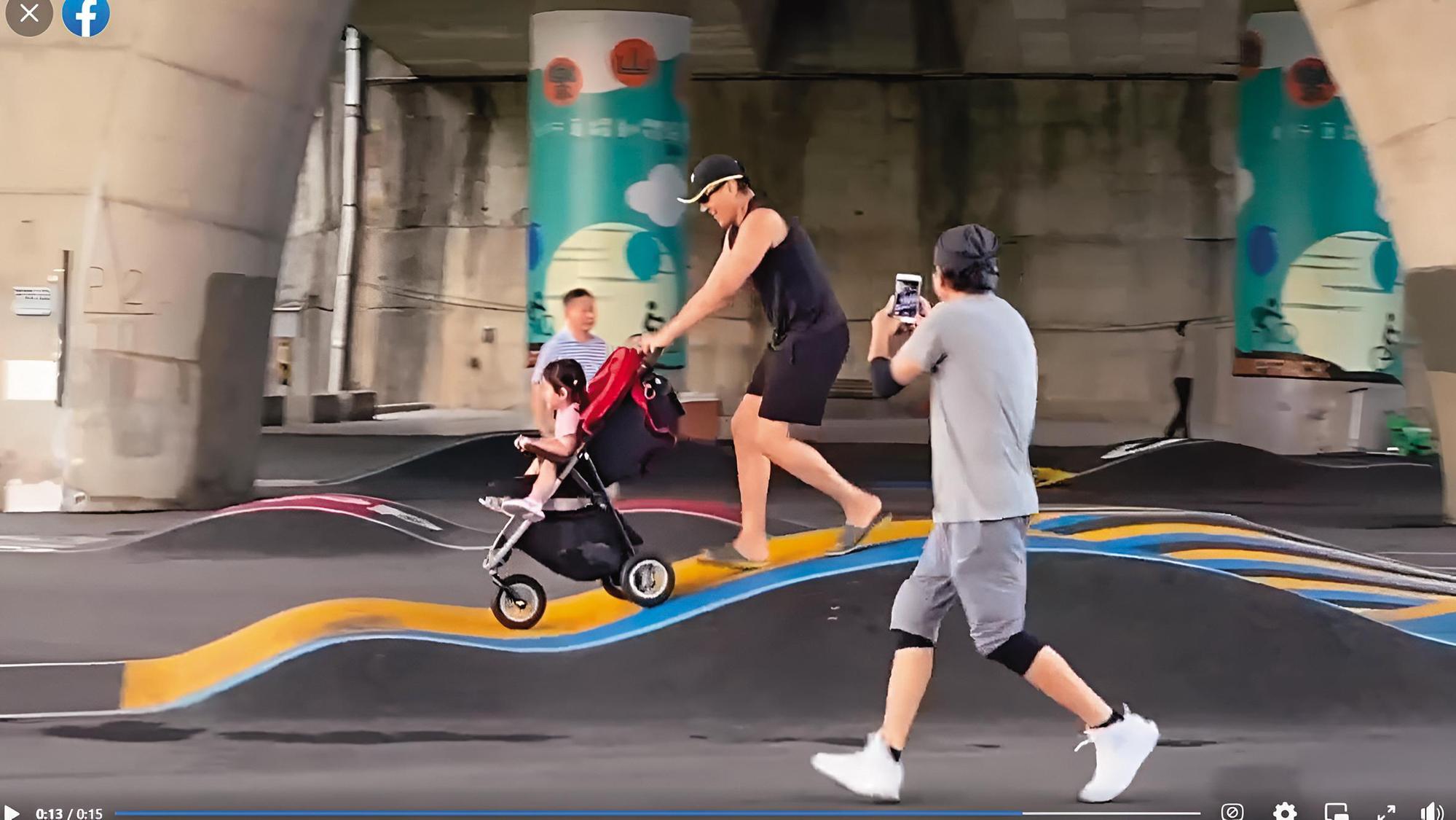 孫國豪(中)推著坐在嬰兒車上的女兒,秦漢(右)在一旁拍攝,父母都很寶貝她。(翻攝自臉書)