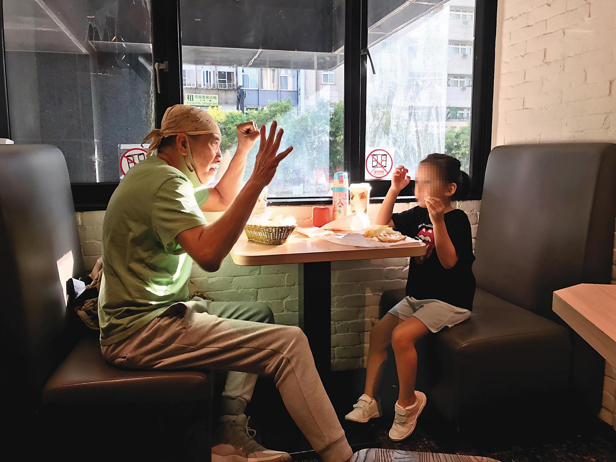 秦漢(左)很享受照顧5歲孫女的樂趣。(孫國豪提供)