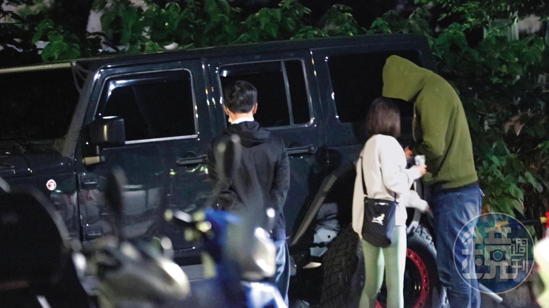 5/9 03:07 好不容易找到代駕司機,黃志瑋卻找不到車鑰匙,小隻女摸遍他身上掏找。