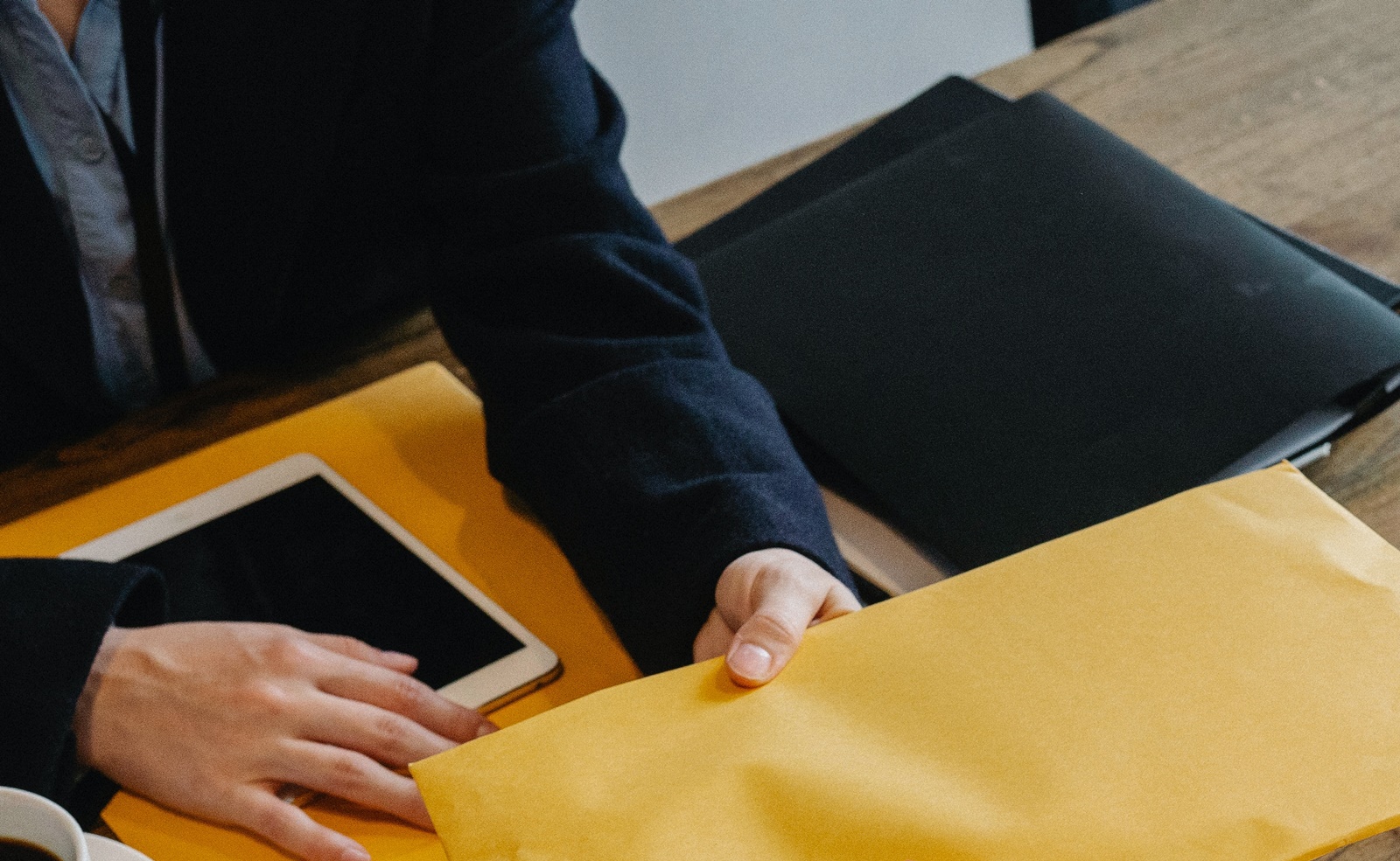 一名女高中生為了搶先父母攔截成績單，竟花錢找上徵信社。（示意圖，Pexels）