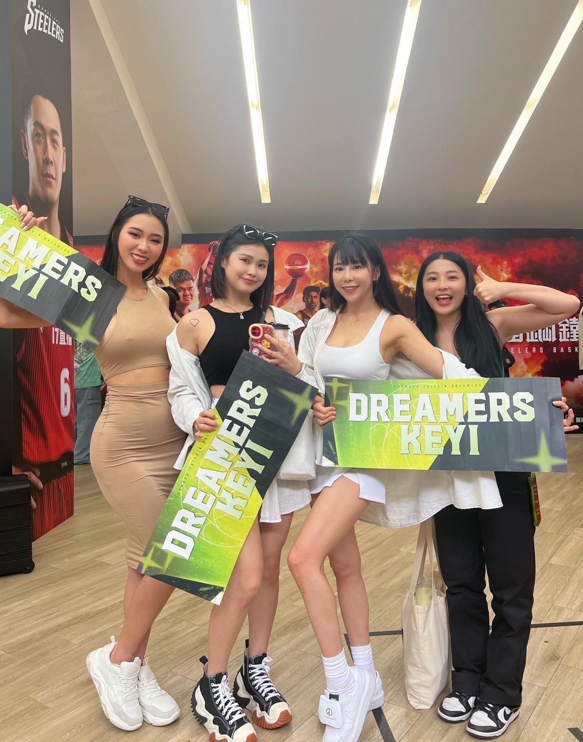 為了這最後一席季後賽，隊長梓梓與女孩們自掏腰包前進高雄觀賽應援。（夢想家娛樂提供）