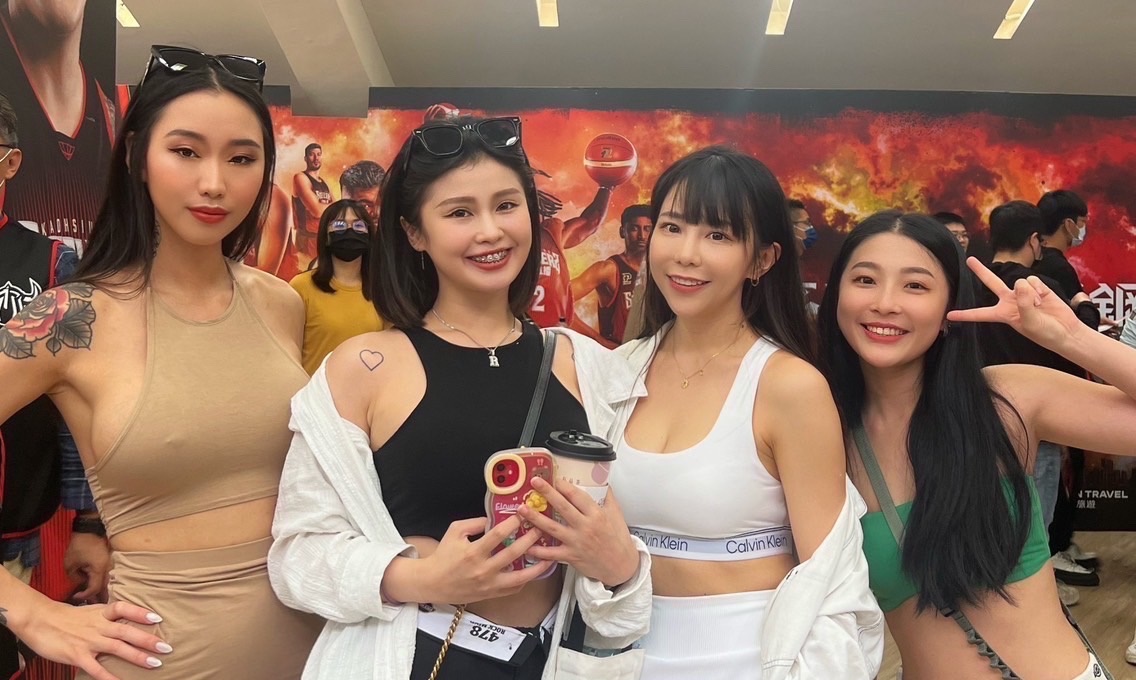 Formosa Sexy由隊長梓梓領軍，率四名啦啦隊女孩，五美出征高雄。（夢想家娛樂提供）