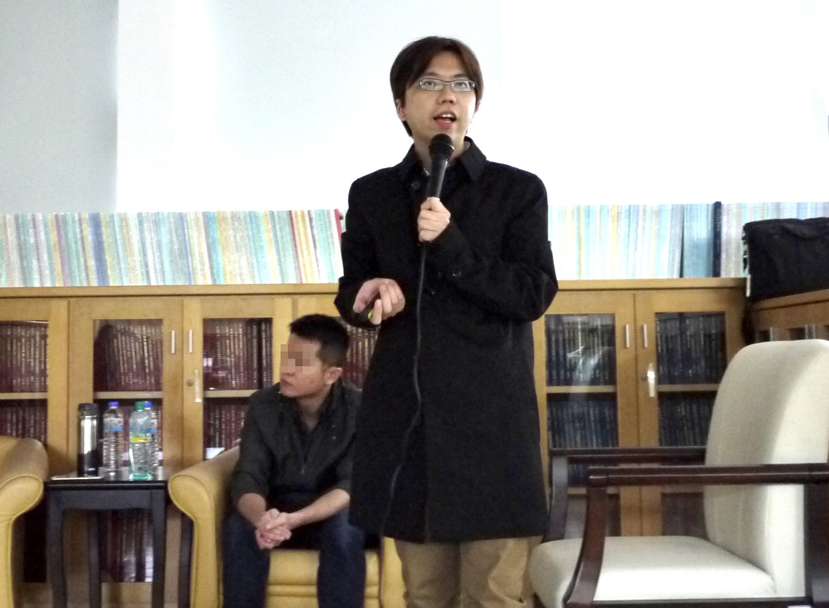 高雄地院侯弘偉法官（前）與某少年收容機構林姓主任（後）是好友，2人2017曾至世新大學針對少年人權演講，卻捲入性侵少年案。（取材世新大學法學院網站）