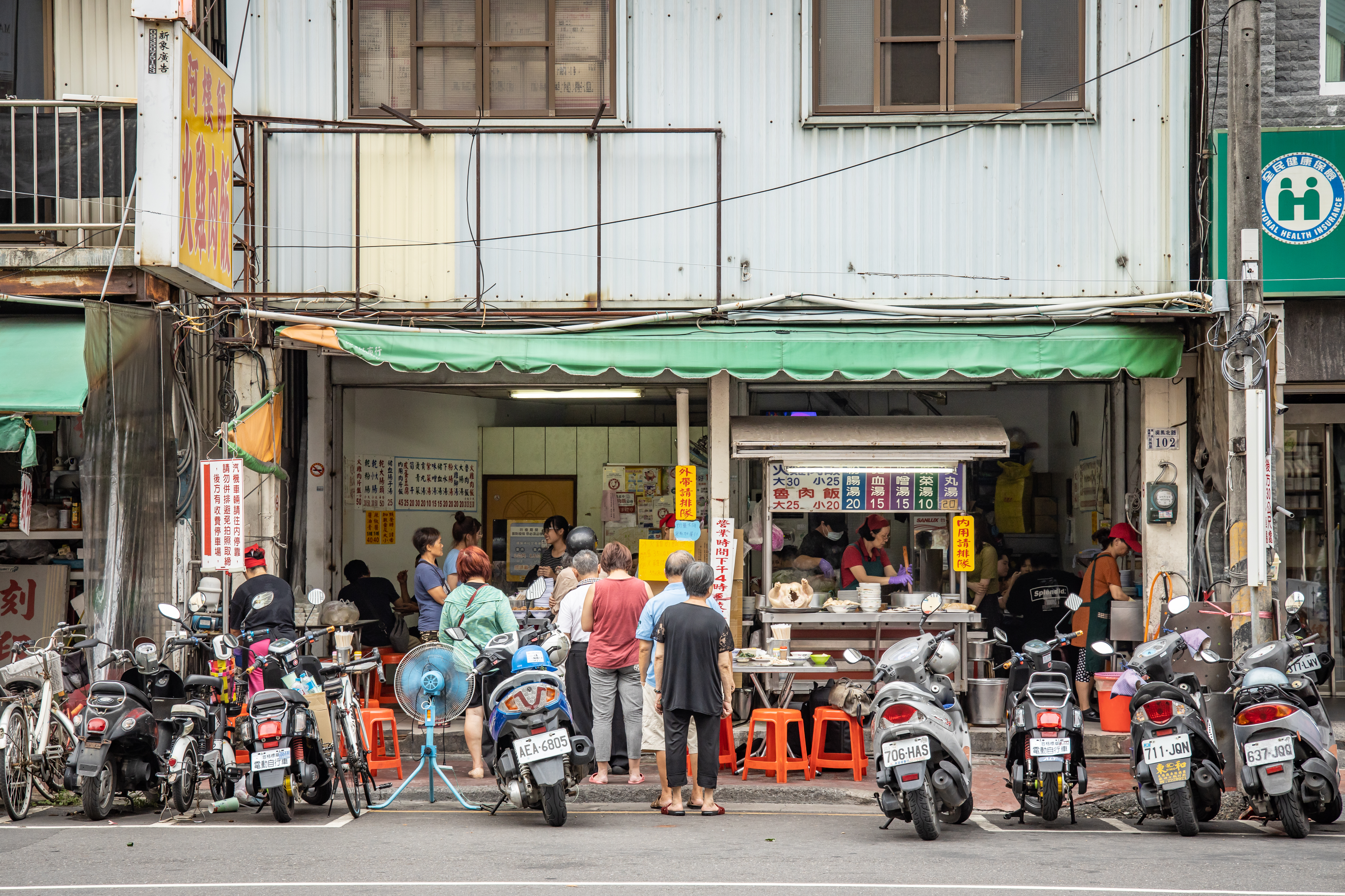 「阿樓師火雞肉飯」鄰近熱鬧的東市場，要滿足攤商們挑剔的嘴，絕對要有出色料理。