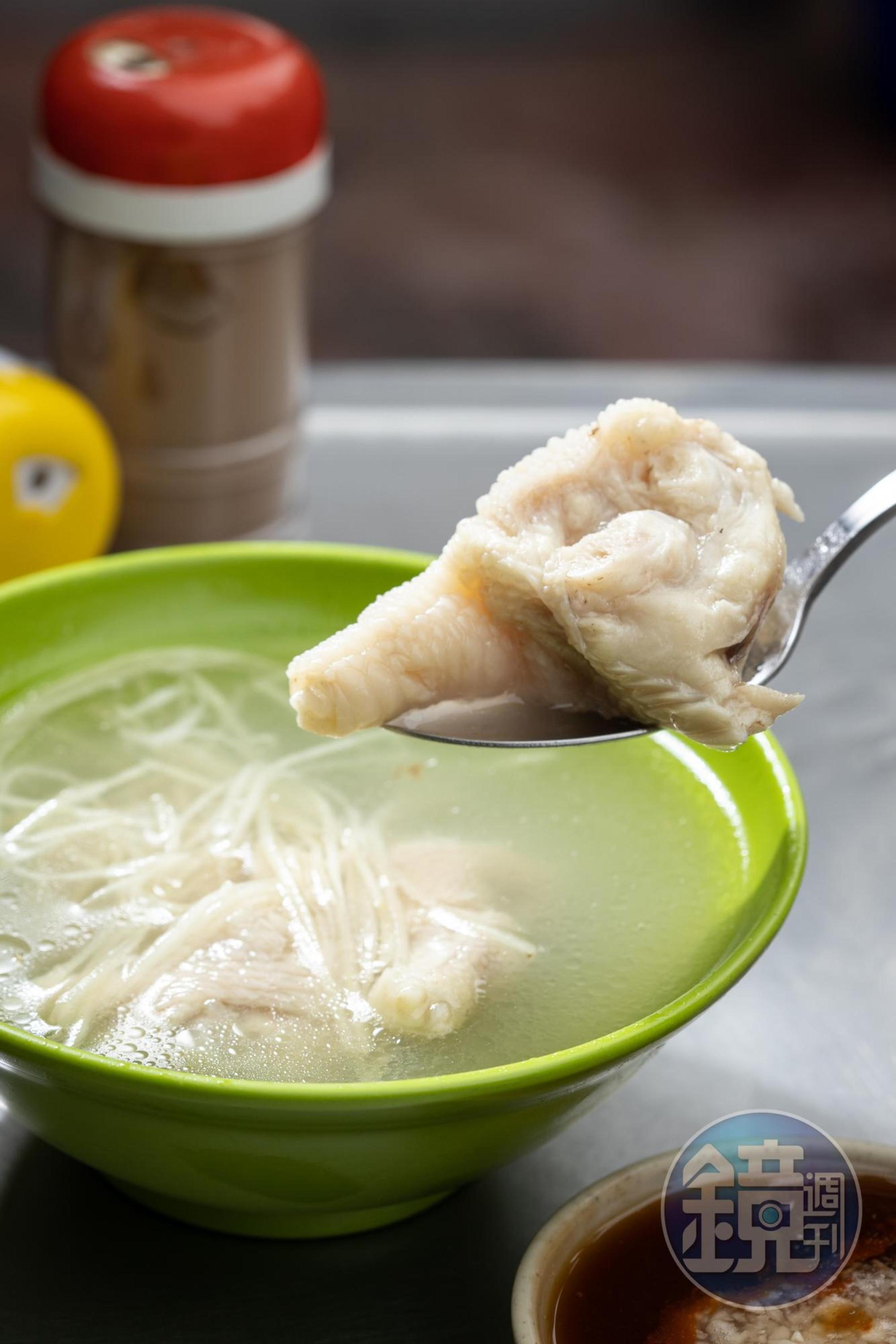「火雞腳湯」處理乾淨,皮骨可輕鬆分離。(30元/碗)