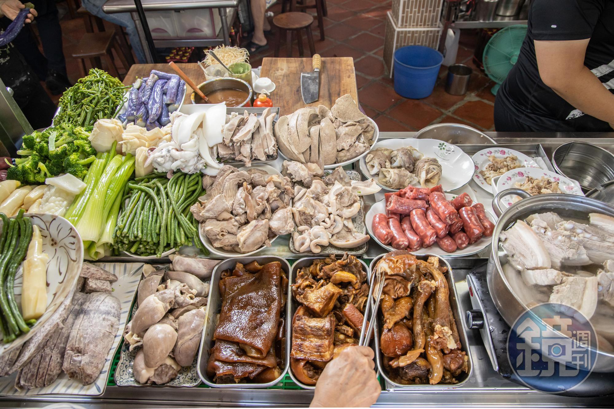 餐檯上擺滿各式肉品、豬內臟和蔬菜,選擇非常多樣,而且都是親民銅板價。