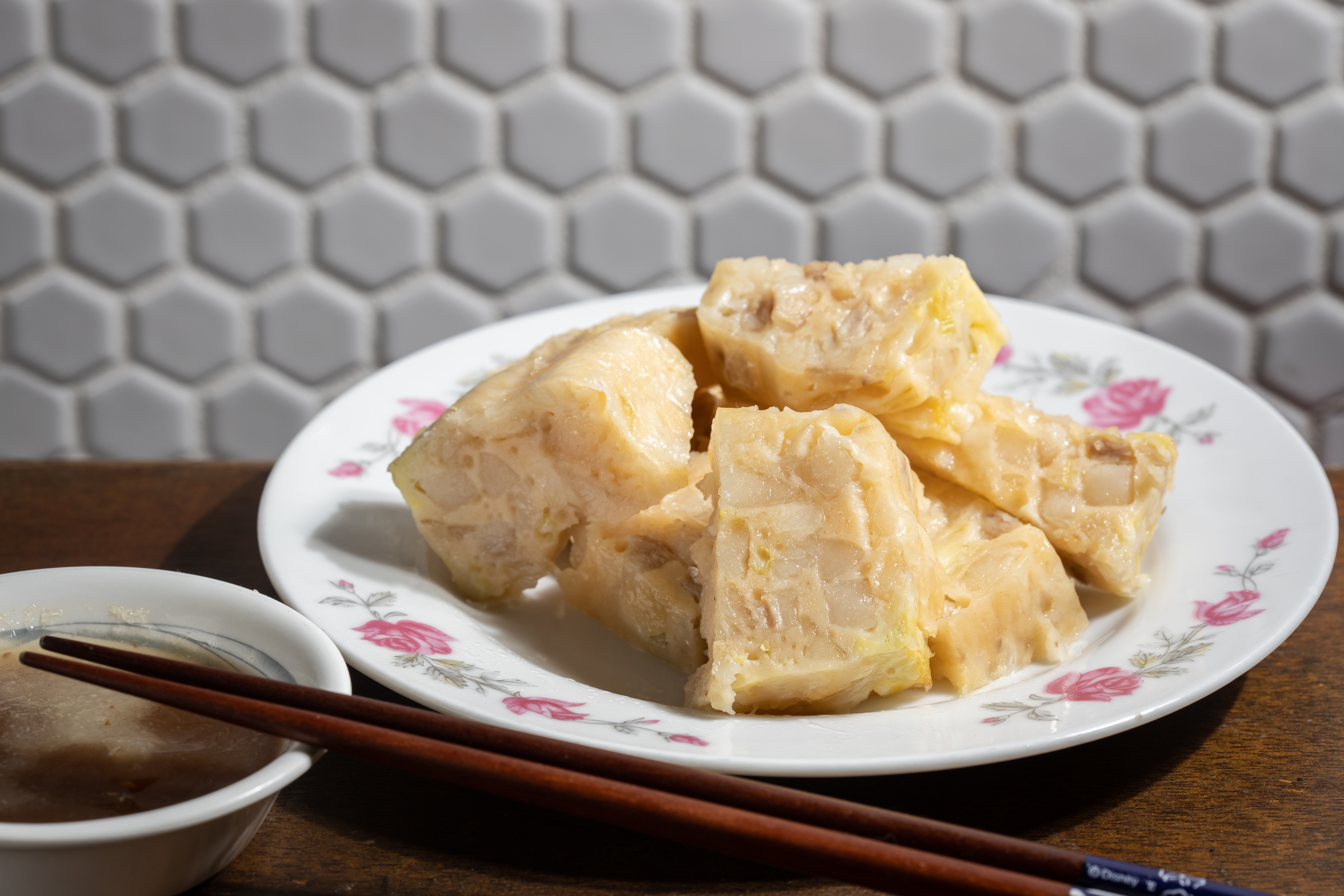 「蟳粿」散發淡淡的蛋香，裡頭吃得到松阪豬肉條、芹菜和荸薺。（20元／份）