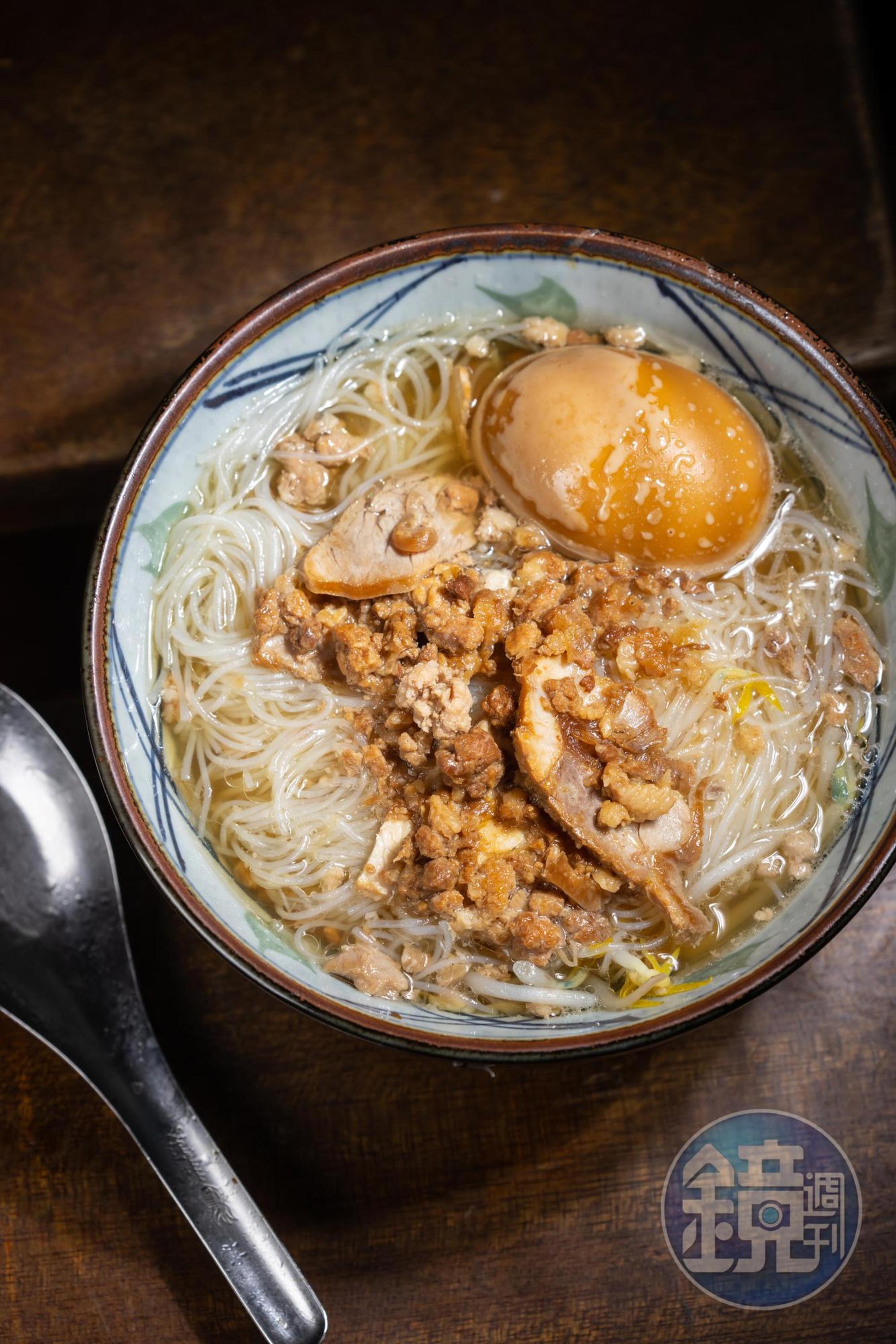 「米粉湯」的精髓在以洋蔥、大骨熬煮的湯頭。(30元/碗,滷蛋10元/顆)