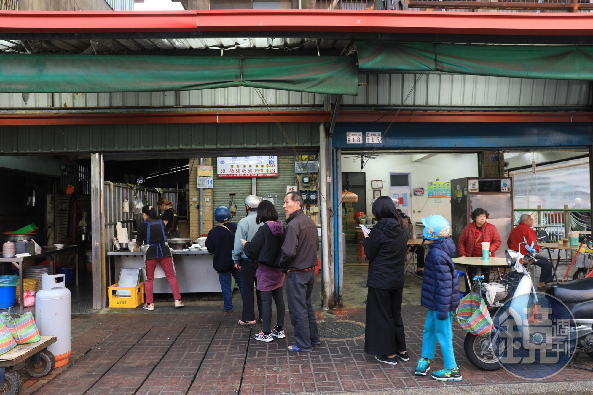 「正老牌草魚」開業超過50年,可以從早餐一直吃到宵夜。