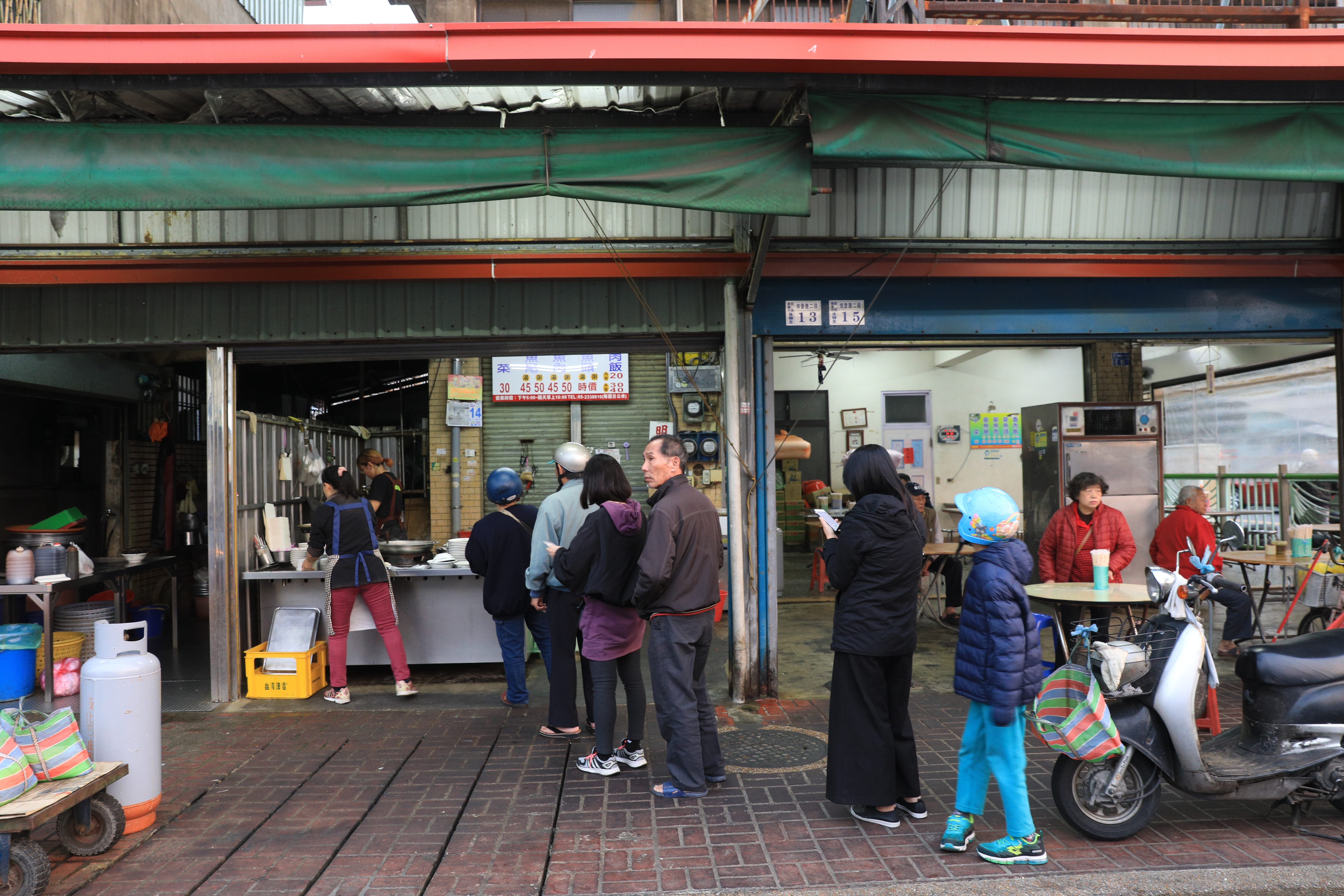 「正老牌草魚」開業超過50年，可以從早餐一直吃到宵夜。