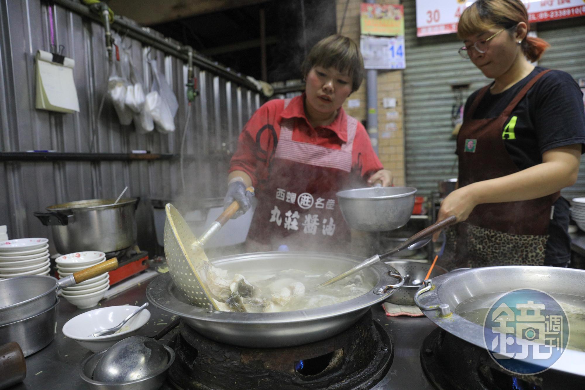 店家進活的草魚自己殺,煮出來的魚湯不需要過多調味就很鮮美。
