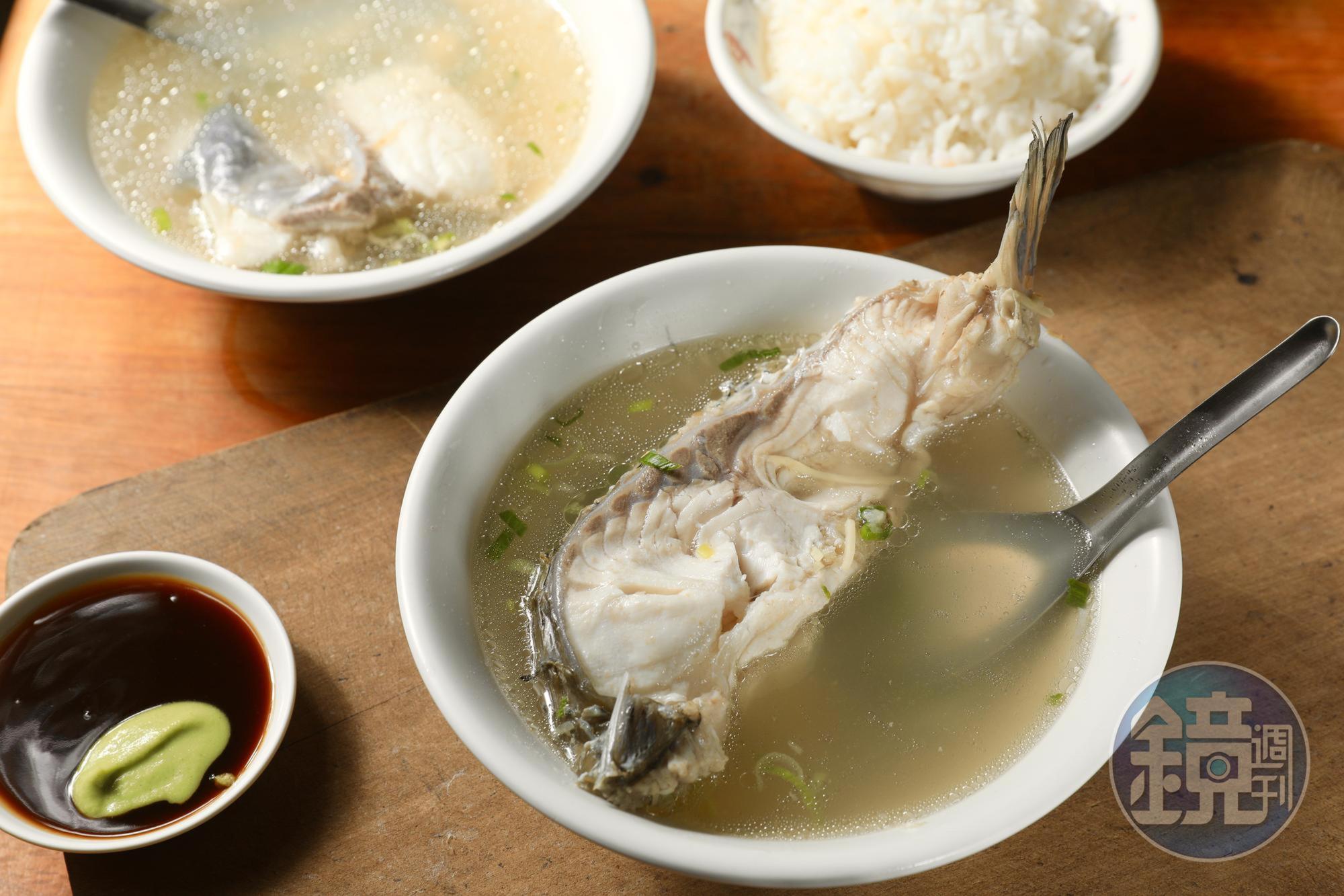 「草魚肉湯」有厚切大片的魚身肉,口感鮮嫩無土味,可以蘸點芥末醬油膏提鮮。(60元/碗)