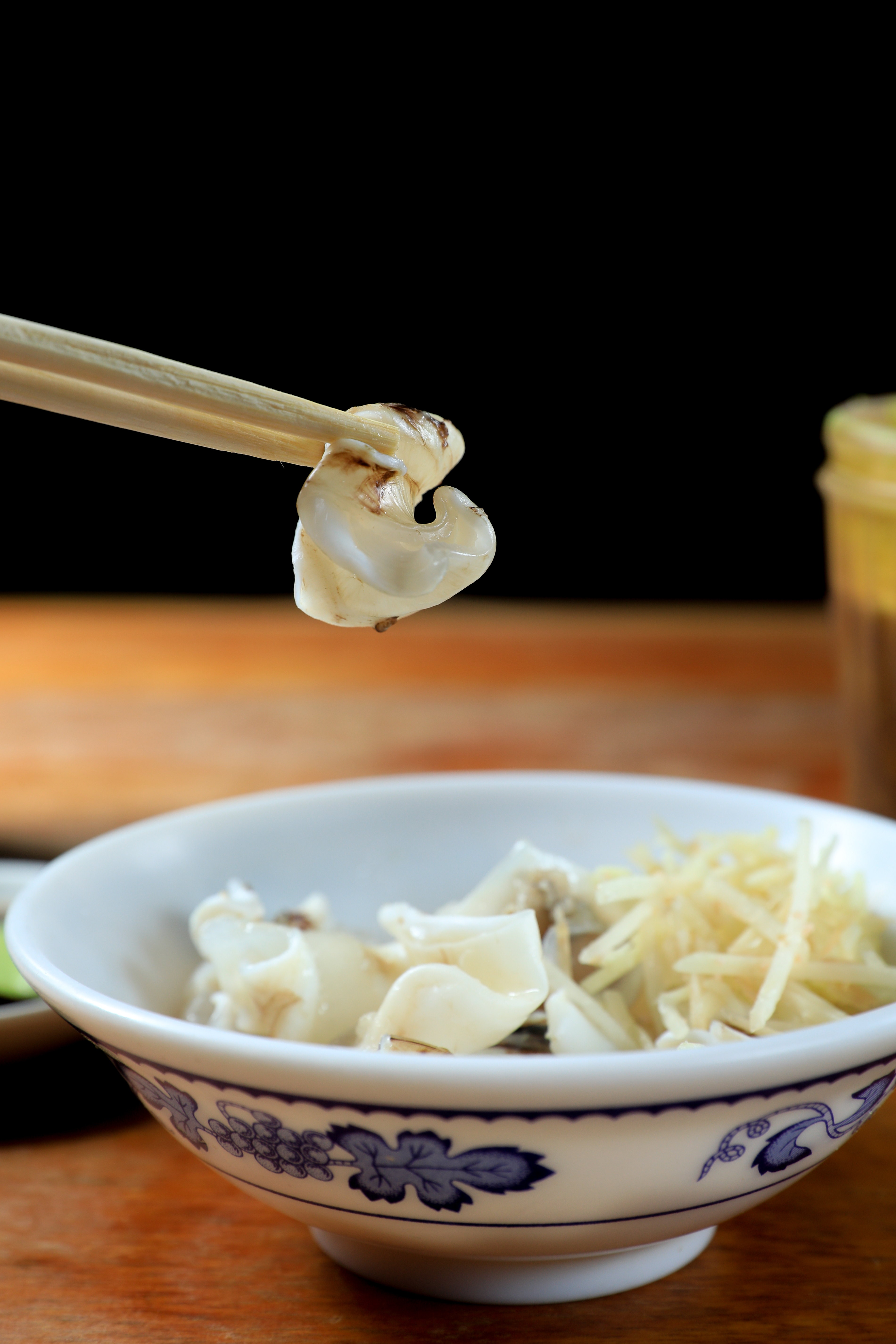 「魚鰾」是深夜限定小菜，口感脆彈，有淡淡魚味。