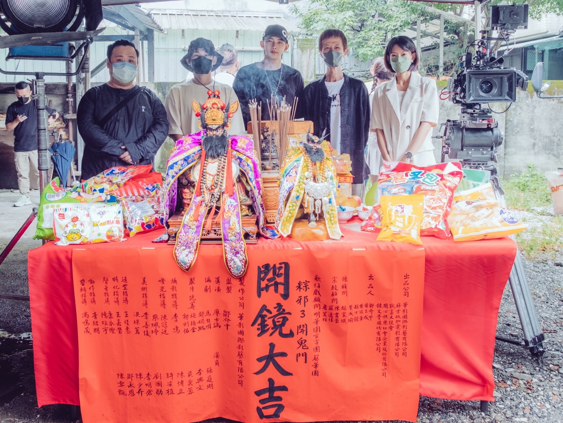 電影《粽邪3：鬼門開》歷經重重艱難，去年9月正式開鏡，主演劉國劭（左起）、草屯囝仔阿倉、張庭瑚、陳博正、吳奕蓉等參與開鏡儀式。（華影國際提供）