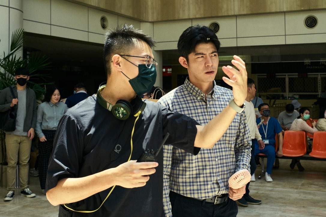 導演林君陽（左）指揮王柏傑（右）拍攝《疫起》。（Catchplay提供）