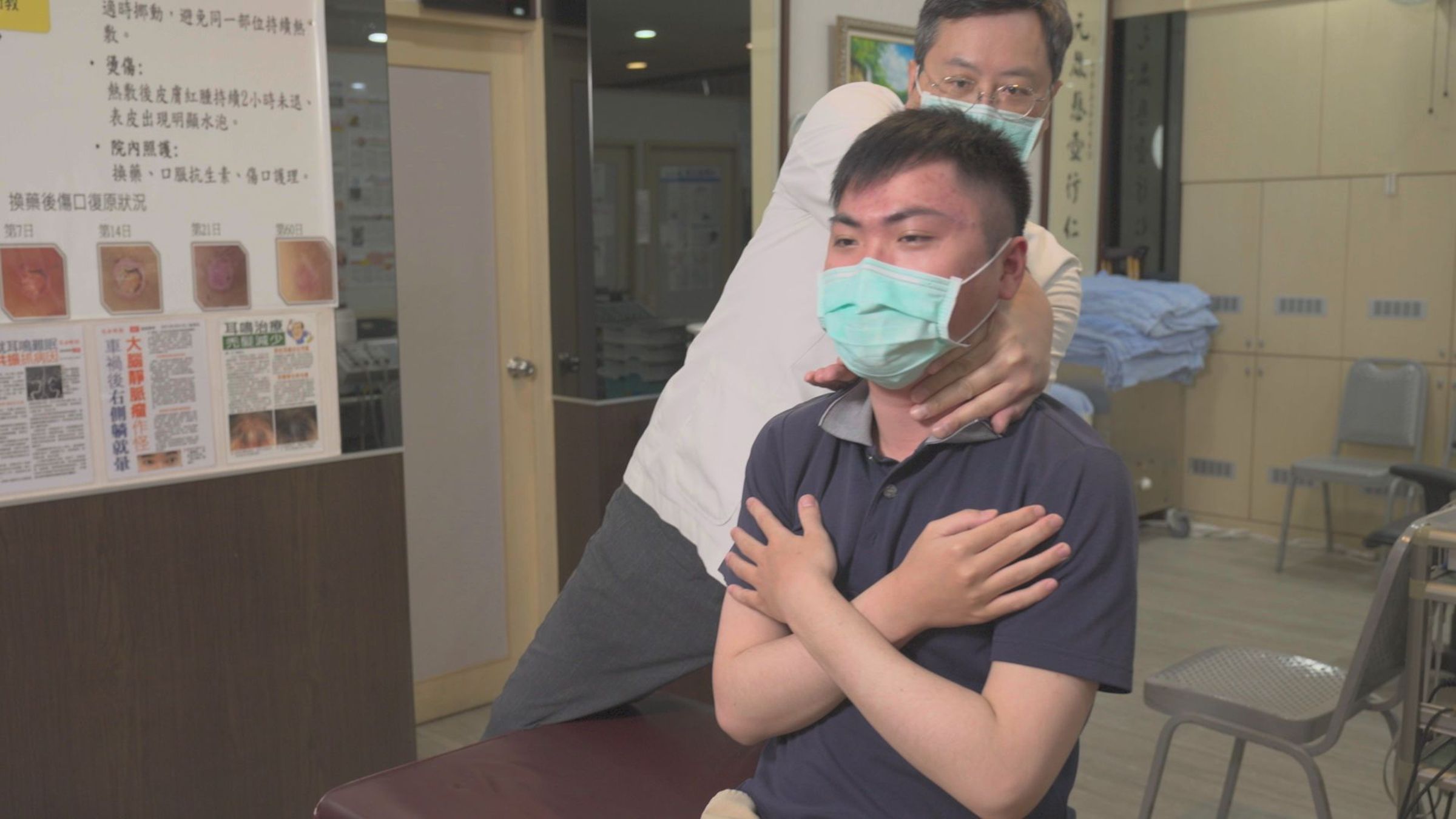 陳建志醫師替患者進行耳石復位術。(示意畫面,非當事人。)
