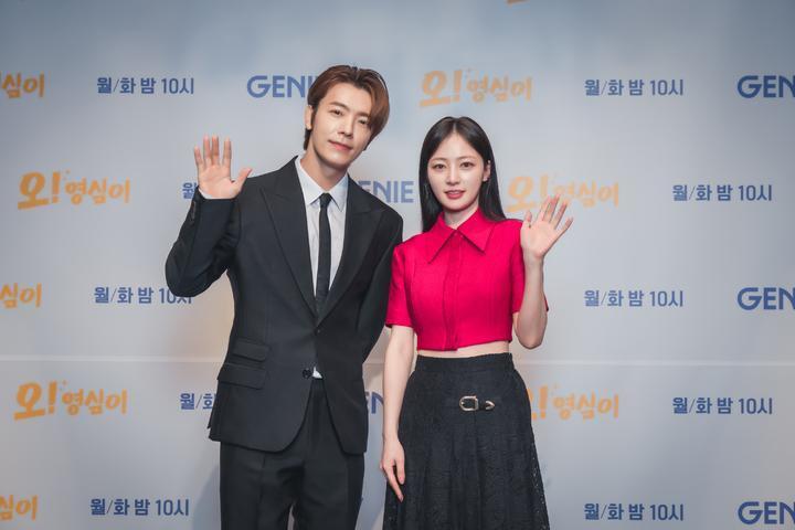 「Super Junior」東海（左）與宋昰昀合作新劇《Oh! 英心》，今舉辦記者會。（翻攝自NEWSIS）