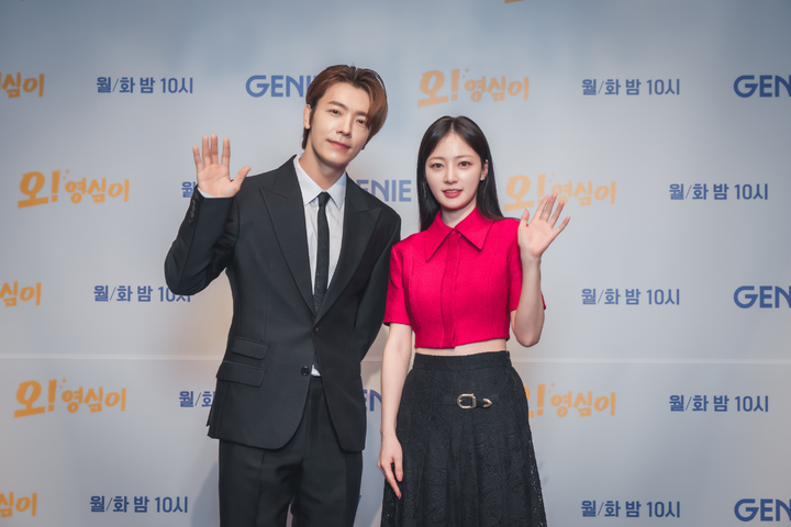 「Super Junior」東海（左）與宋昰昀合作新劇《Oh! 英心》，今舉辦記者會。（翻攝自NEWSIS）