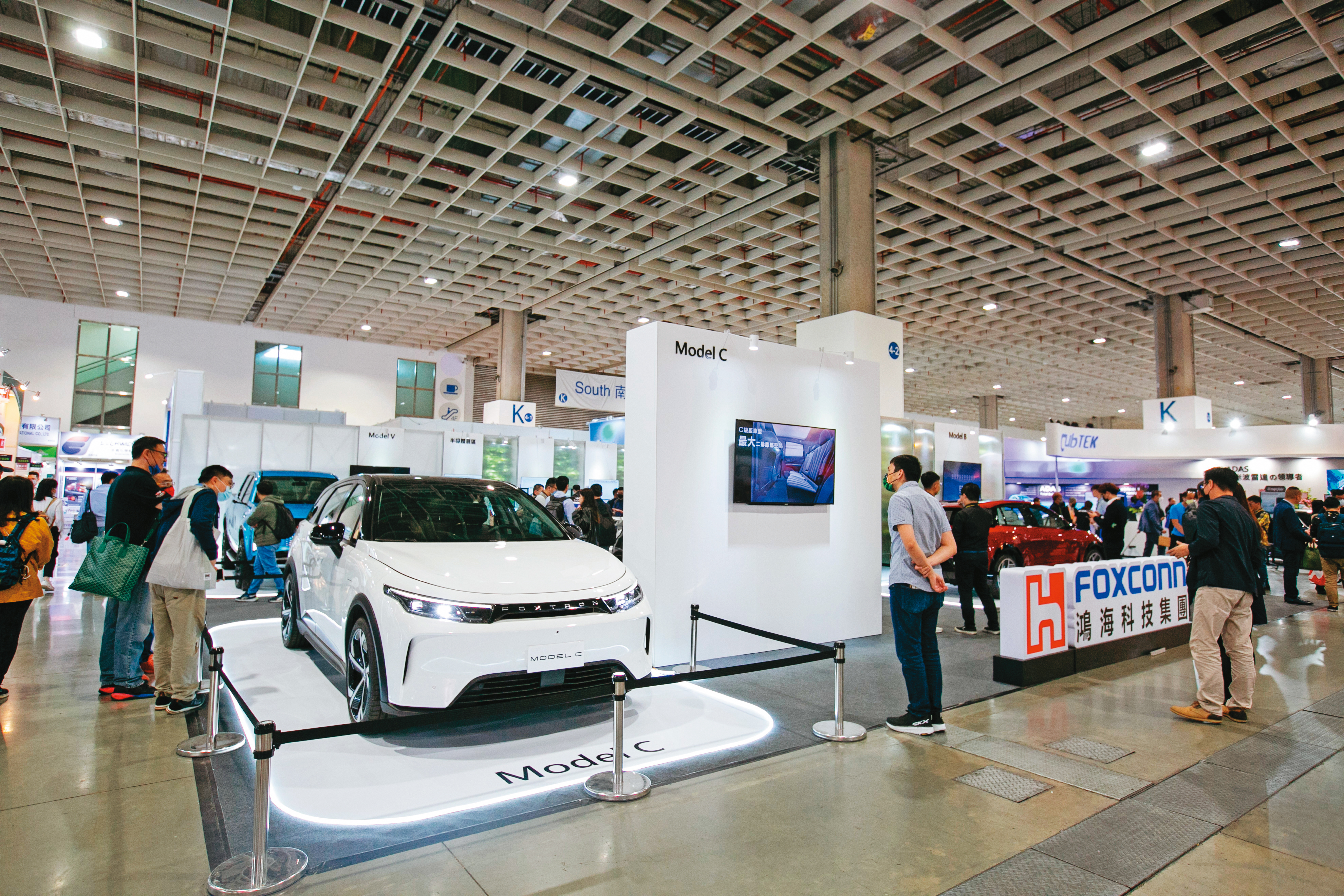 鴻海布局電動車事業，劉揚偉認為發展半導體是最佳助攻手。