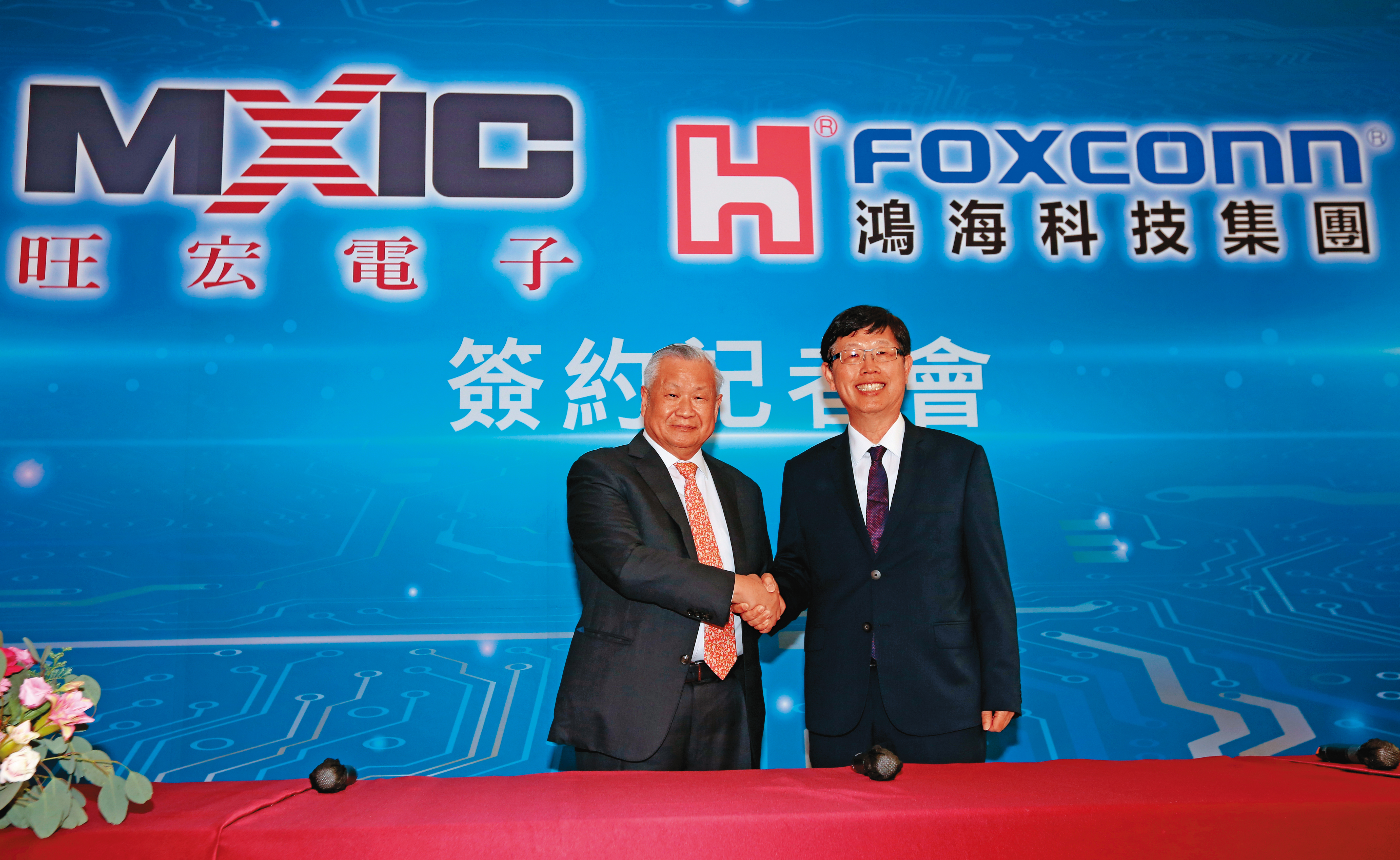 為了進軍第三類半導體製造，劉揚偉（右）從旺宏手中買下竹科6吋廠，成立鴻揚半導體。左為旺宏董事長吳敏求。