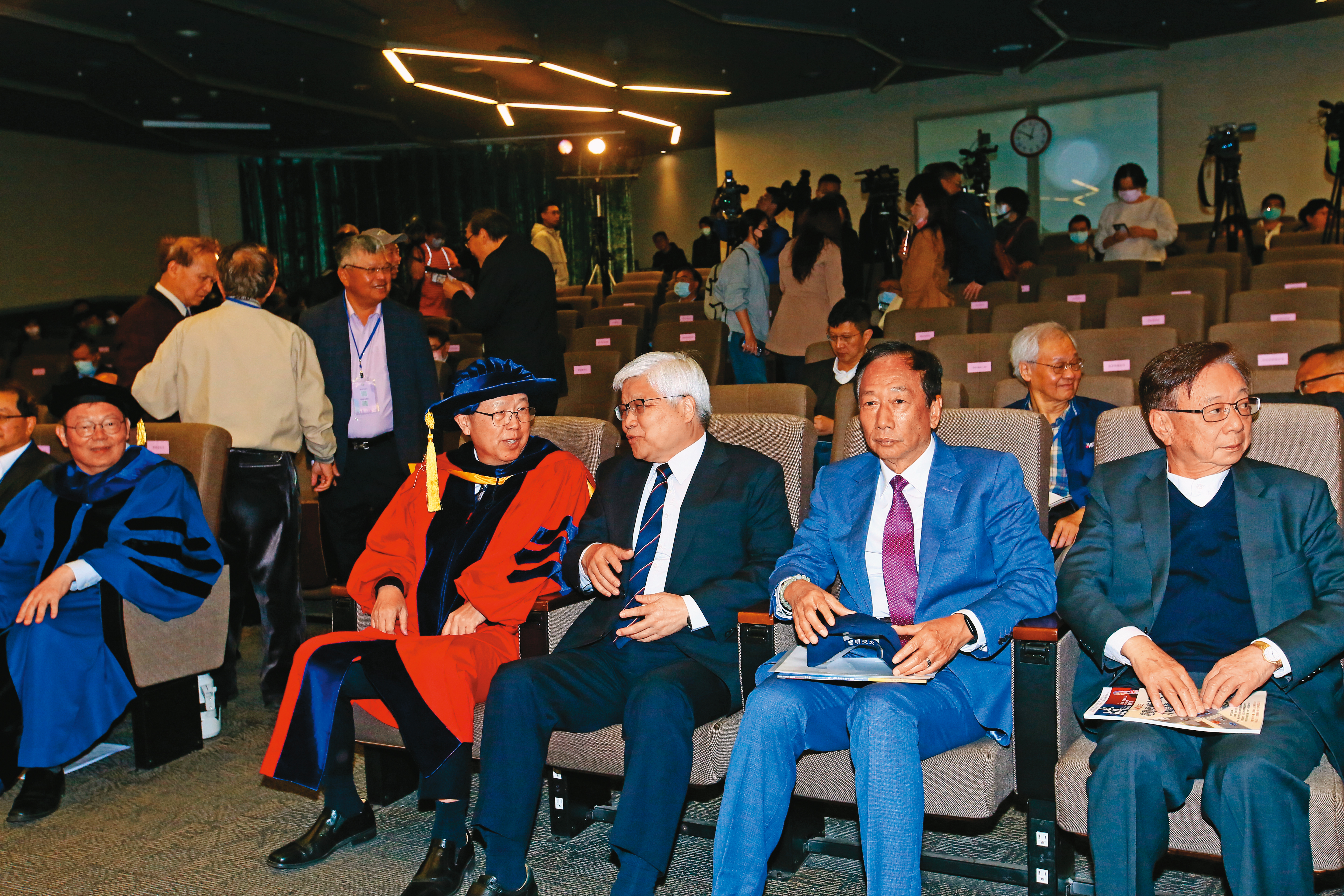 劉揚偉獲頒陽明交大榮譽博士學位，台積電總裁魏哲家、鴻海創辦人郭台銘，與半導體大老宣明智出席祝賀。