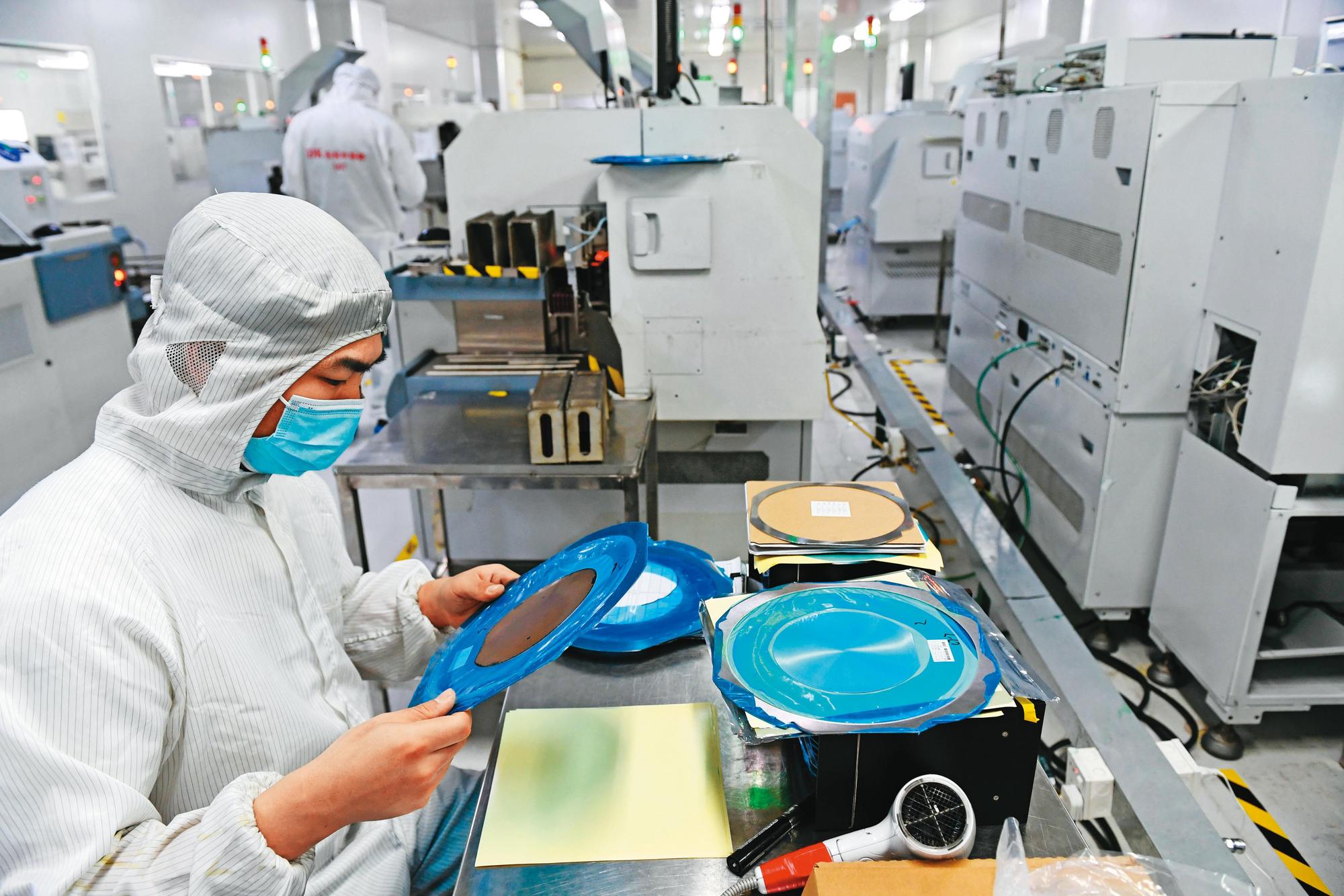新冠疫情期間,汽車業飽受缺晶片之苦,劉揚偉打算建立晶片供應鏈,以晶片換代工訂單。(東方IC)
