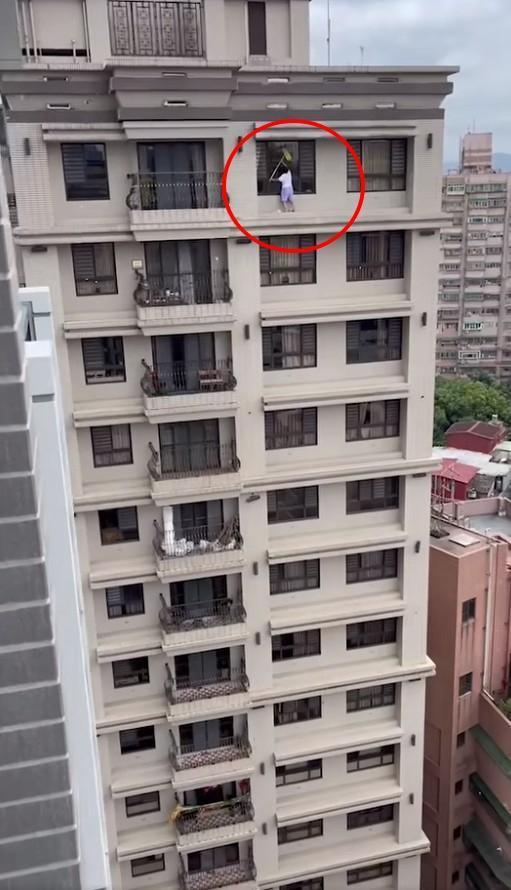 板橋一名婦人站在15樓高的窗外擦窗，讓對面住戶看了膽戰心驚。（截圖自爆廢公社）