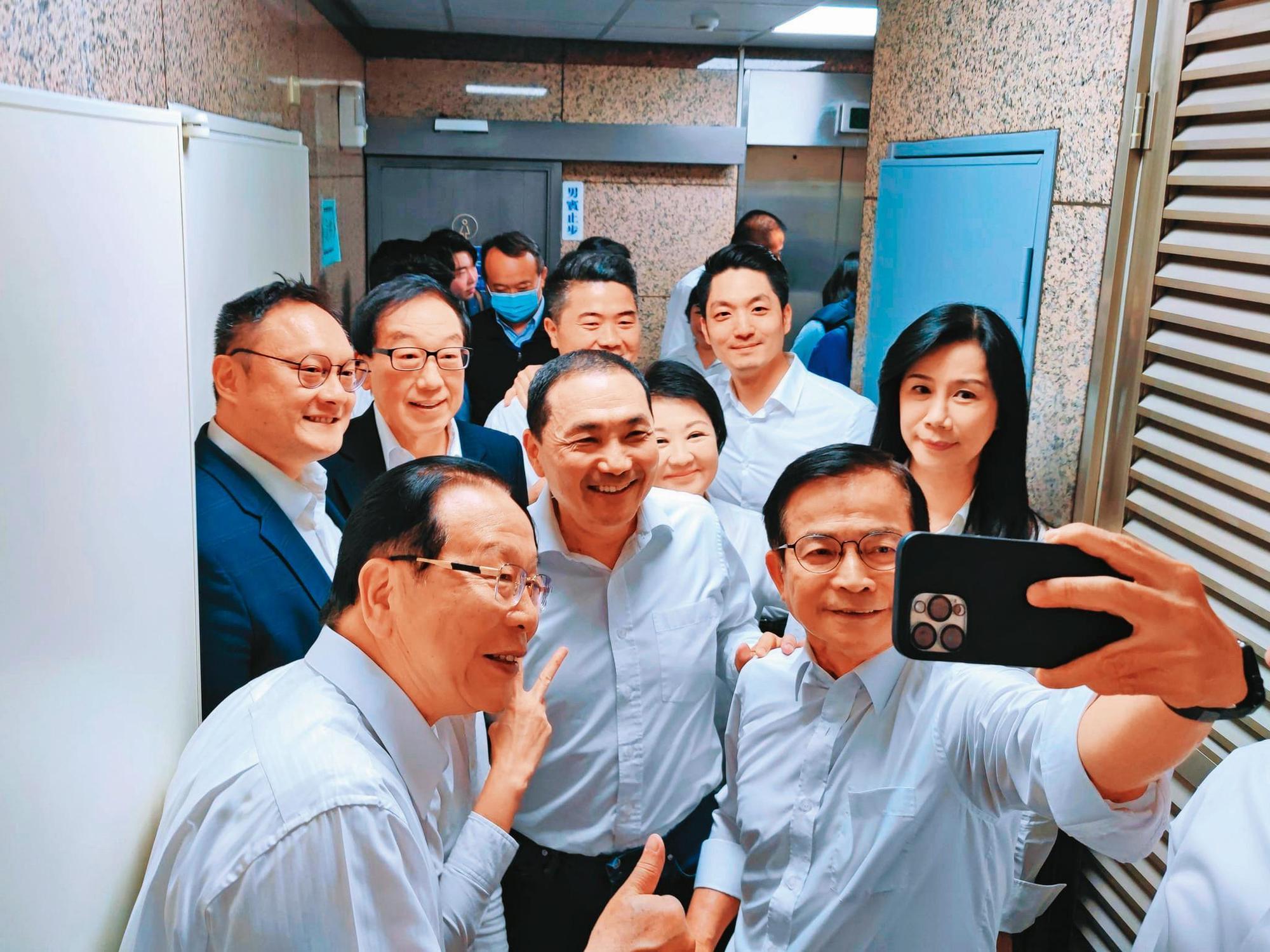 侯友宜獲國民黨內多數諸侯及立委支持,代表國民黨參選總統。(翻攝黃健庭臉書)