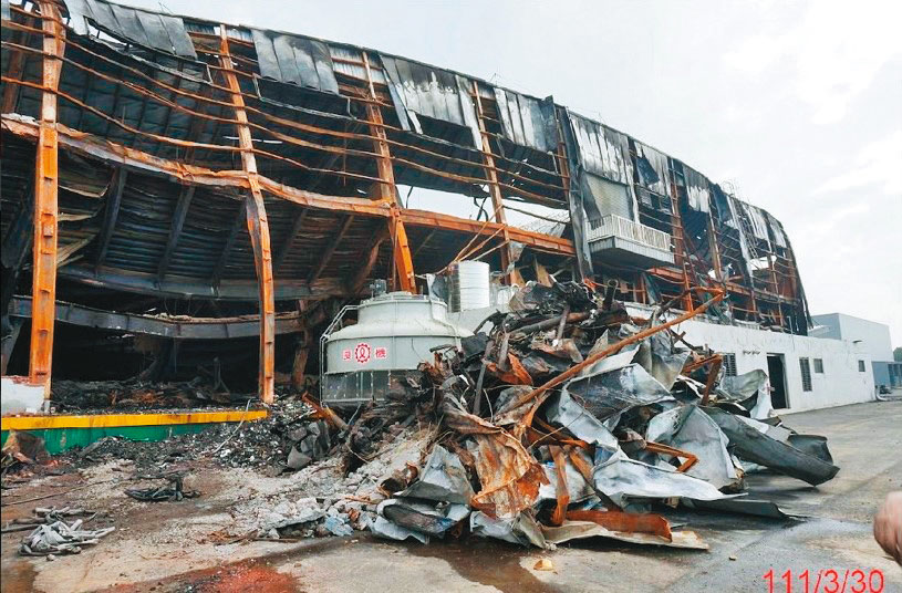 投訴廠商質疑1根菸蒂竟能燒掉廠房，其中可能存有人謀不臧的問題。（讀者提供）